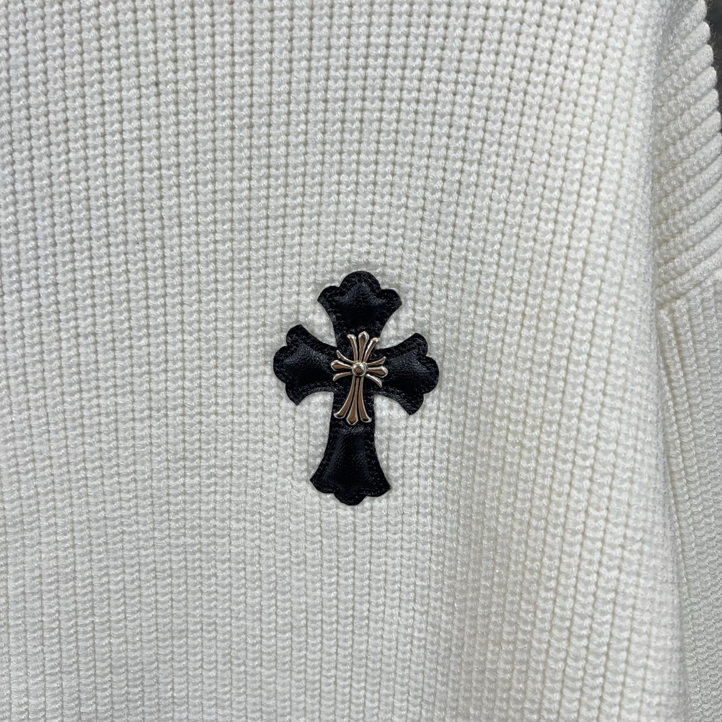 💰140
CH克罗心2025ss走秀款针织毛衣外套
订购原版开模
新出的会成为未来的趋势,随意翻翻街拍 就能发现明星们都把它当作收藏级的毛衣,男女轻奢主义通勤必备单品。开发全网最高版本 从打版到做货耗时1个月,订制定制全套辅料,高端大气 档次十足! 整件衣服为纯棉针织毛线进口机织,贴皮绣十字架图案
工艺刺绣完美结合 精准下针!绝对的重工艺品质!
颜色:白色
尺码: M L XL 2XL
衣长 胸围 肩宽 袖长
M68 114 48 50
L70 118 49 51
XL 72 122 50 52
2XL 74 124 52 60
人工测量可能有2-3cm误差