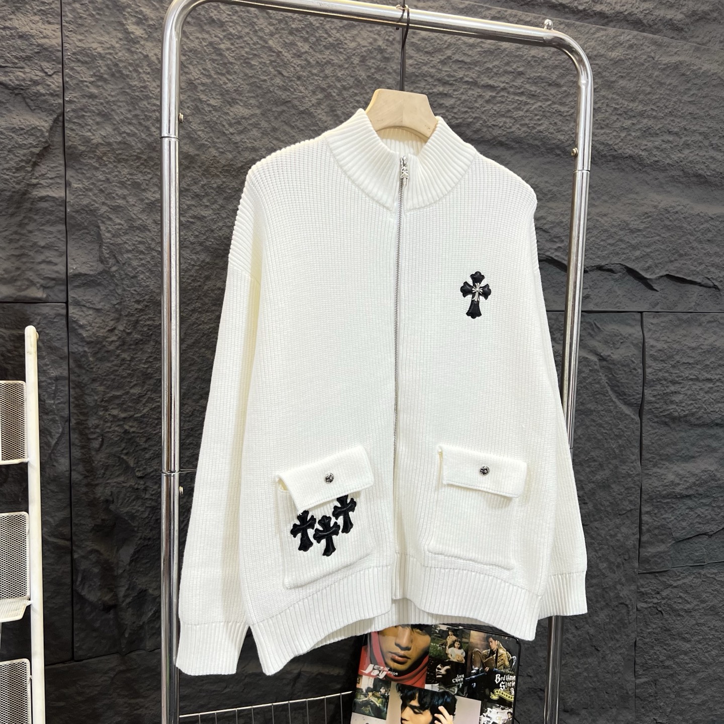 💰140
CH克罗心2025ss走秀款针织毛衣外套
订购原版开模
新出的会成为未来的趋势,随意翻翻街拍 就能发现明星们都把它当作收藏级的毛衣,男女轻奢主义通勤必备单品。开发全网最高版本 从打版到做货耗时1个月,订制定制全套辅料,高端大气 档次十足! 整件衣服为纯棉针织毛线进口机织,贴皮绣十字架图案
工艺刺绣完美结合 精准下针!绝对的重工艺品质!
颜色:白色
尺码: M L XL 2XL
衣长 胸围 肩宽 袖长
M68 114 48 50
L70 118 49 51
XL 72 122 50 52
2XL 74 124 52 60
人工测量可能有2-3cm误差