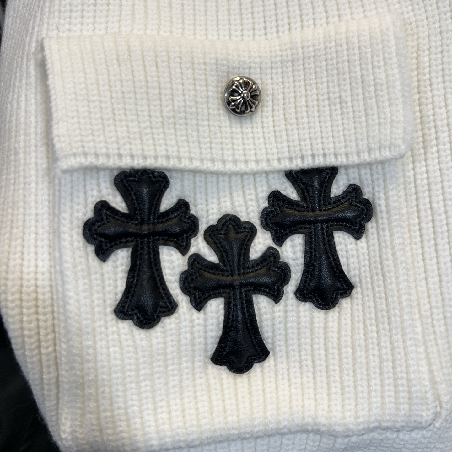 💰140
CH克罗心2025ss走秀款针织毛衣外套
订购原版开模
新出的会成为未来的趋势,随意翻翻街拍 就能发现明星们都把它当作收藏级的毛衣,男女轻奢主义通勤必备单品。开发全网最高版本 从打版到做货耗时1个月,订制定制全套辅料,高端大气 档次十足! 整件衣服为纯棉针织毛线进口机织,贴皮绣十字架图案
工艺刺绣完美结合 精准下针!绝对的重工艺品质!
颜色:白色
尺码: M L XL 2XL
衣长 胸围 肩宽 袖长
M68 114 48 50
L70 118 49 51
XL 72 122 50 52
2XL 74 124 52 60
人工测量可能有2-3cm误差