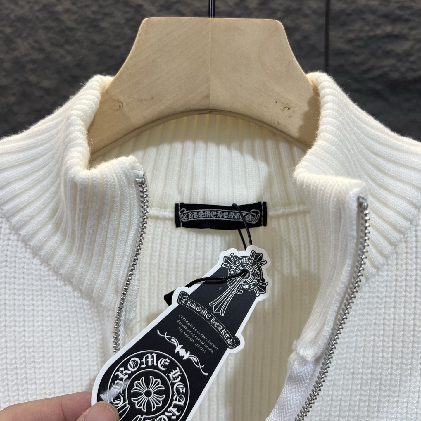 💰140
CH克罗心2025ss走秀款针织毛衣外套
订购原版开模
新出的会成为未来的趋势,随意翻翻街拍 就能发现明星们都把它当作收藏级的毛衣,男女轻奢主义通勤必备单品。开发全网最高版本 从打版到做货耗时1个月,订制定制全套辅料,高端大气 档次十足! 整件衣服为纯棉针织毛线进口机织,贴皮绣十字架图案
工艺刺绣完美结合 精准下针!绝对的重工艺品质!
颜色:白色
尺码: M L XL 2XL
衣长 胸围 肩宽 袖长
M68 114 48 50
L70 118 49 51
XL 72 122 50 52
2XL 74 124 52 60
人工测量可能有2-3cm误差