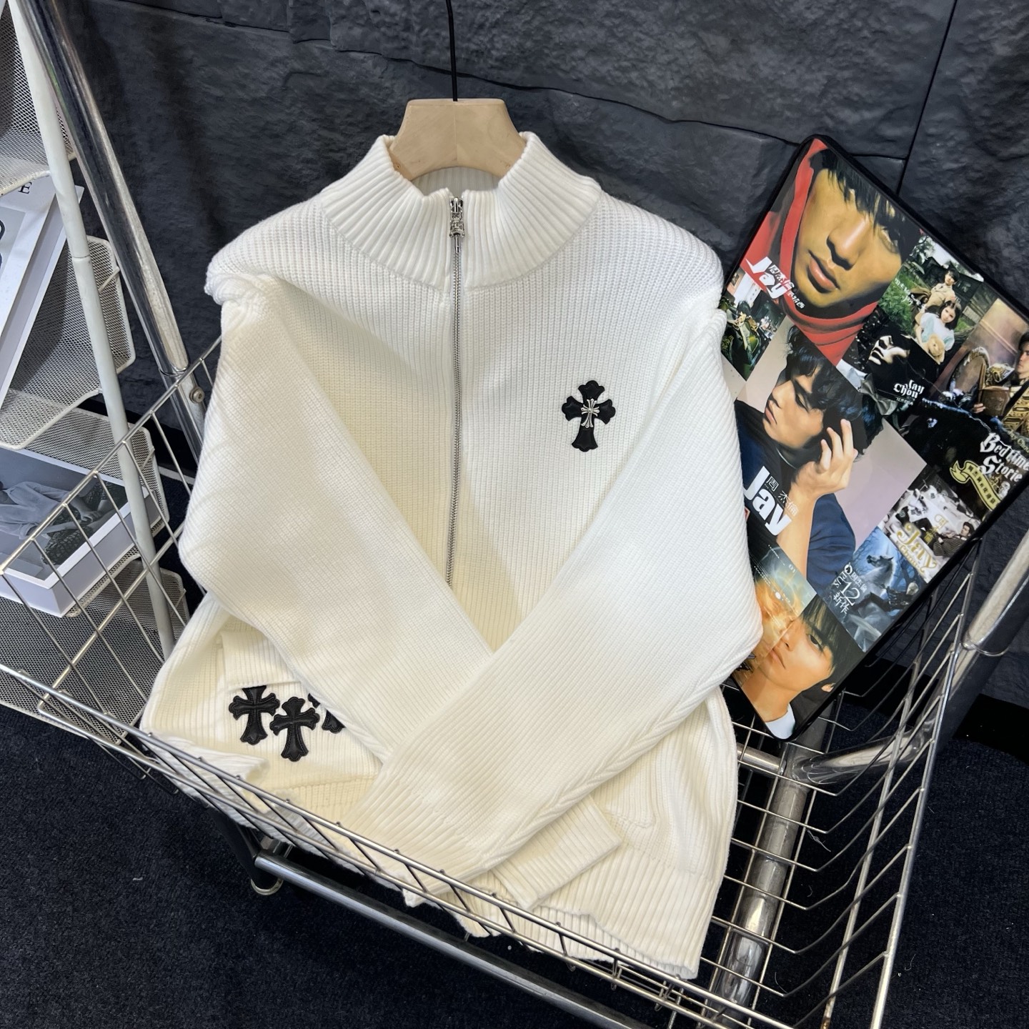 💰140
CH克罗心2025ss走秀款针织毛衣外套
订购原版开模
新出的会成为未来的趋势,随意翻翻街拍 就能发现明星们都把它当作收藏级的毛衣,男女轻奢主义通勤必备单品。开发全网最高版本 从打版到做货耗时1个月,订制定制全套辅料,高端大气 档次十足! 整件衣服为纯棉针织毛线进口机织,贴皮绣十字架图案
工艺刺绣完美结合 精准下针!绝对的重工艺品质!
颜色:白色
尺码: M L XL 2XL
衣长 胸围 肩宽 袖长
M68 114 48 50
L70 118 49 51
XL 72 122 50 52
2XL 74 124 52 60
人工测量可能有2-3cm误差