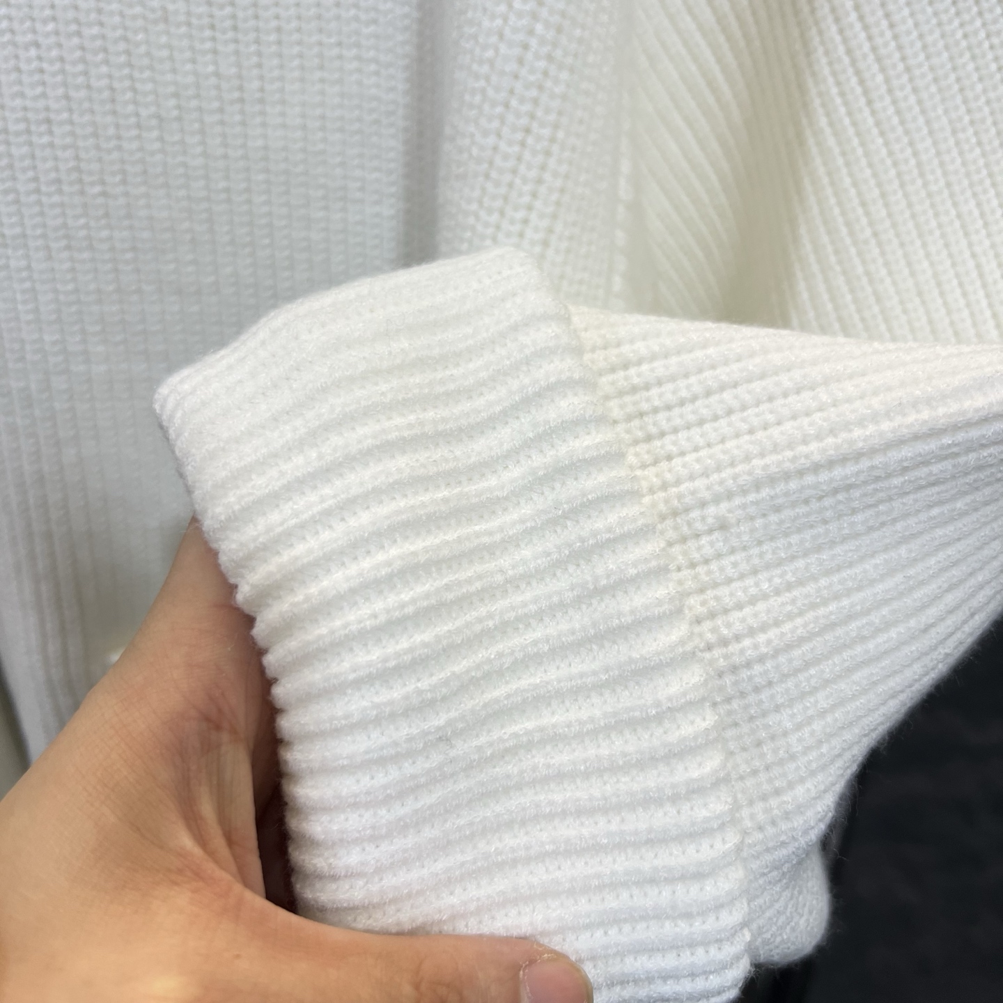 💰140
CH克罗心2025ss走秀款针织毛衣外套
订购原版开模
新出的会成为未来的趋势,随意翻翻街拍 就能发现明星们都把它当作收藏级的毛衣,男女轻奢主义通勤必备单品。开发全网最高版本 从打版到做货耗时1个月,订制定制全套辅料,高端大气 档次十足! 整件衣服为纯棉针织毛线进口机织,贴皮绣十字架图案
工艺刺绣完美结合 精准下针!绝对的重工艺品质!
颜色:白色
尺码: M L XL 2XL
衣长 胸围 肩宽 袖长
M68 114 48 50
L70 118 49 51
XL 72 122 50 52
2XL 74 124 52 60
人工测量可能有2-3cm误差