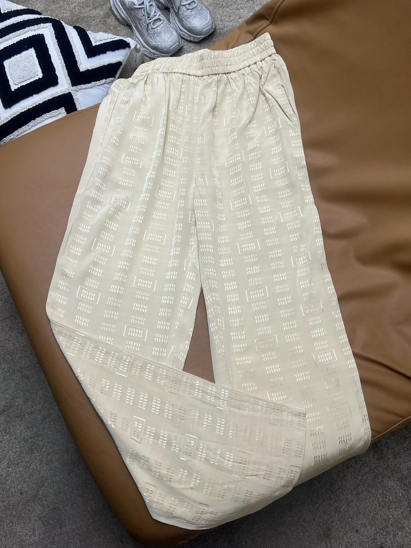 MiuMiu Vêtements Culottes & Pantalons Couleur beige Noir Collection printemps – été Manches courtes