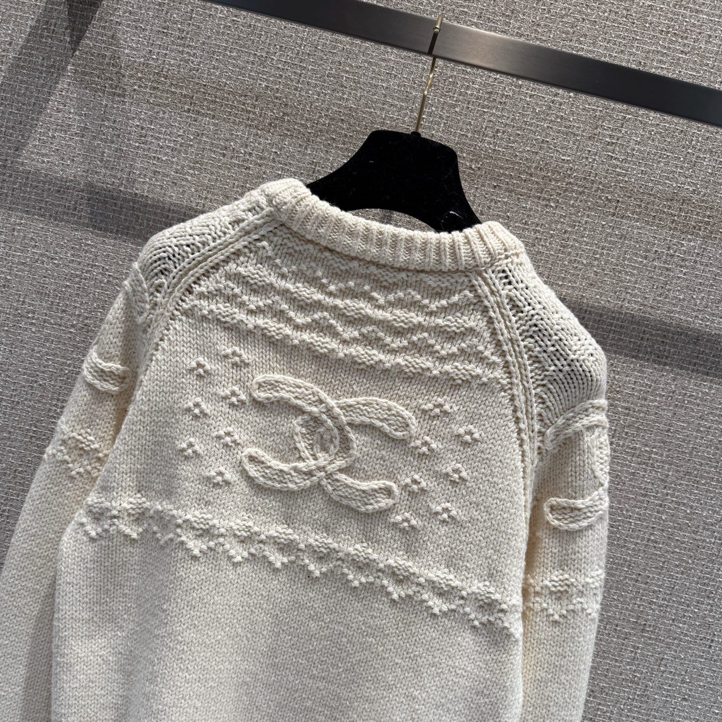 Chanel 25B Cashmere Knit Sweater with Hand-Crocheted Double C Logo 9 i1759022961775 560 0 7