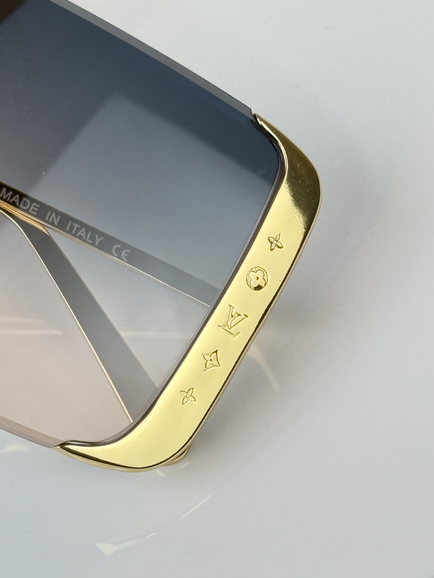 Louis Vuitton Model ：Z1994U size ：57-13-145
