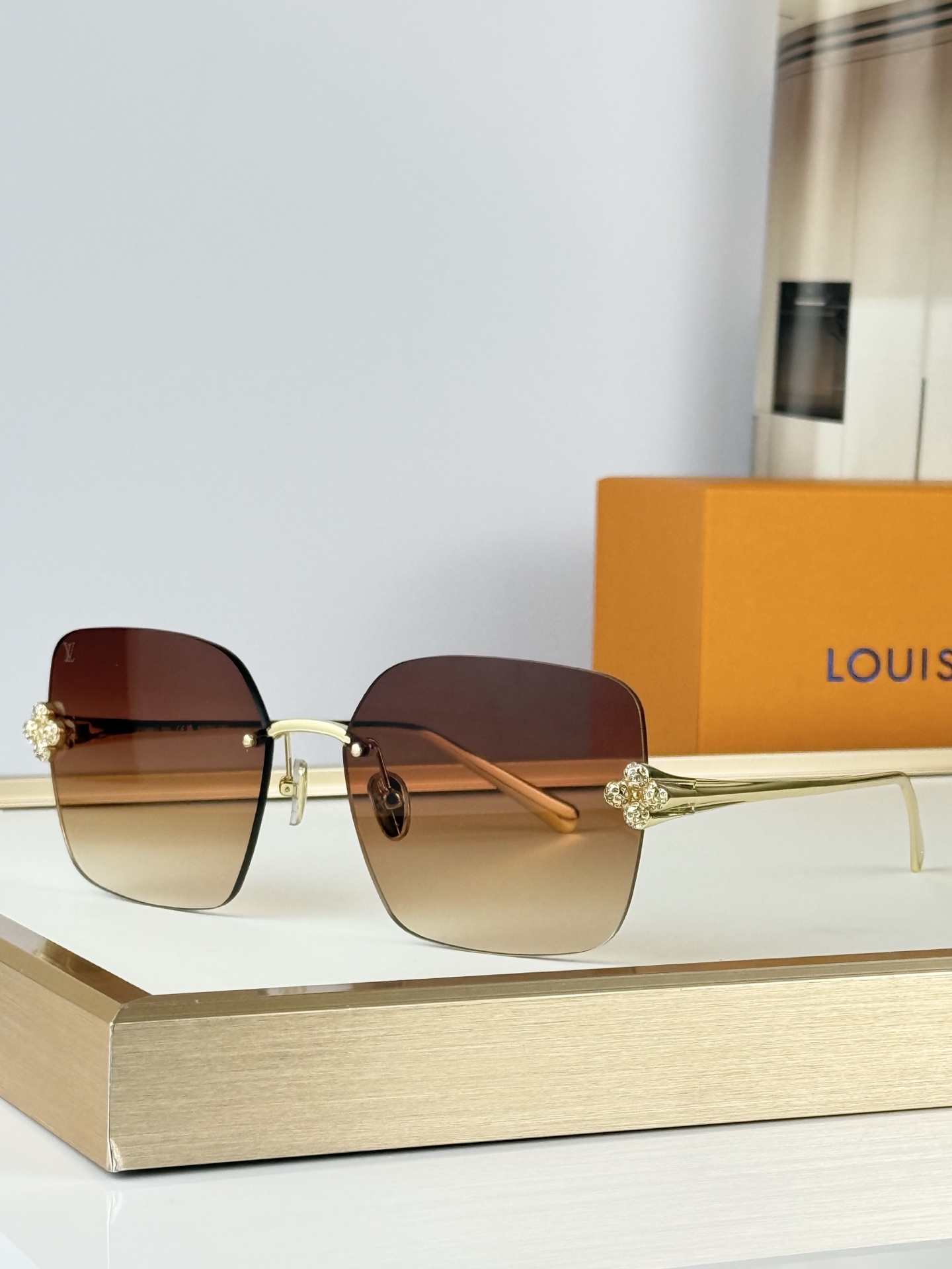 OversizedLOUIS VUITTONMOD：Z3396USize：62口17 140
