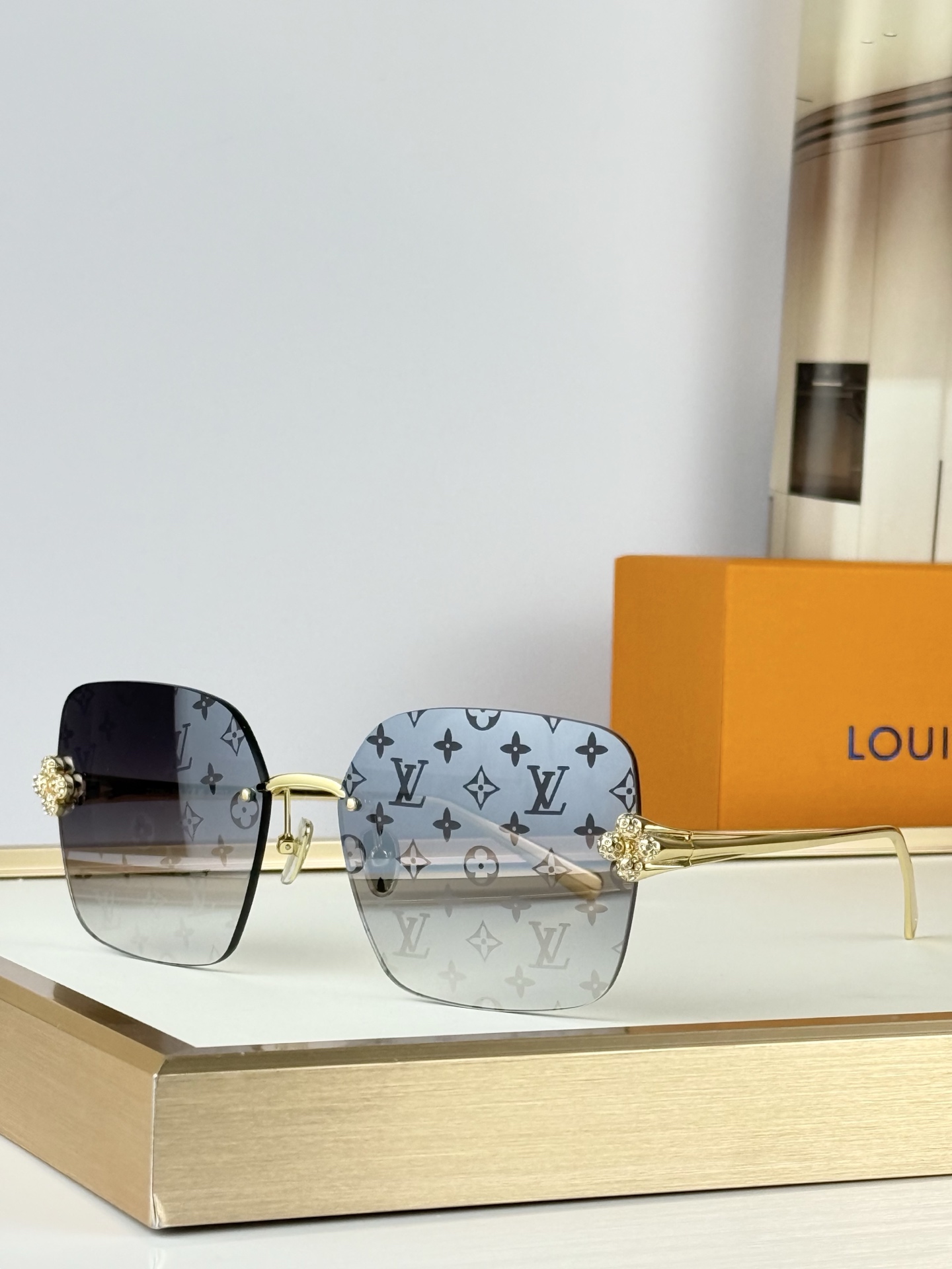 OversizedLOUIS VUITTONMOD：Z3396USize：62口17 140