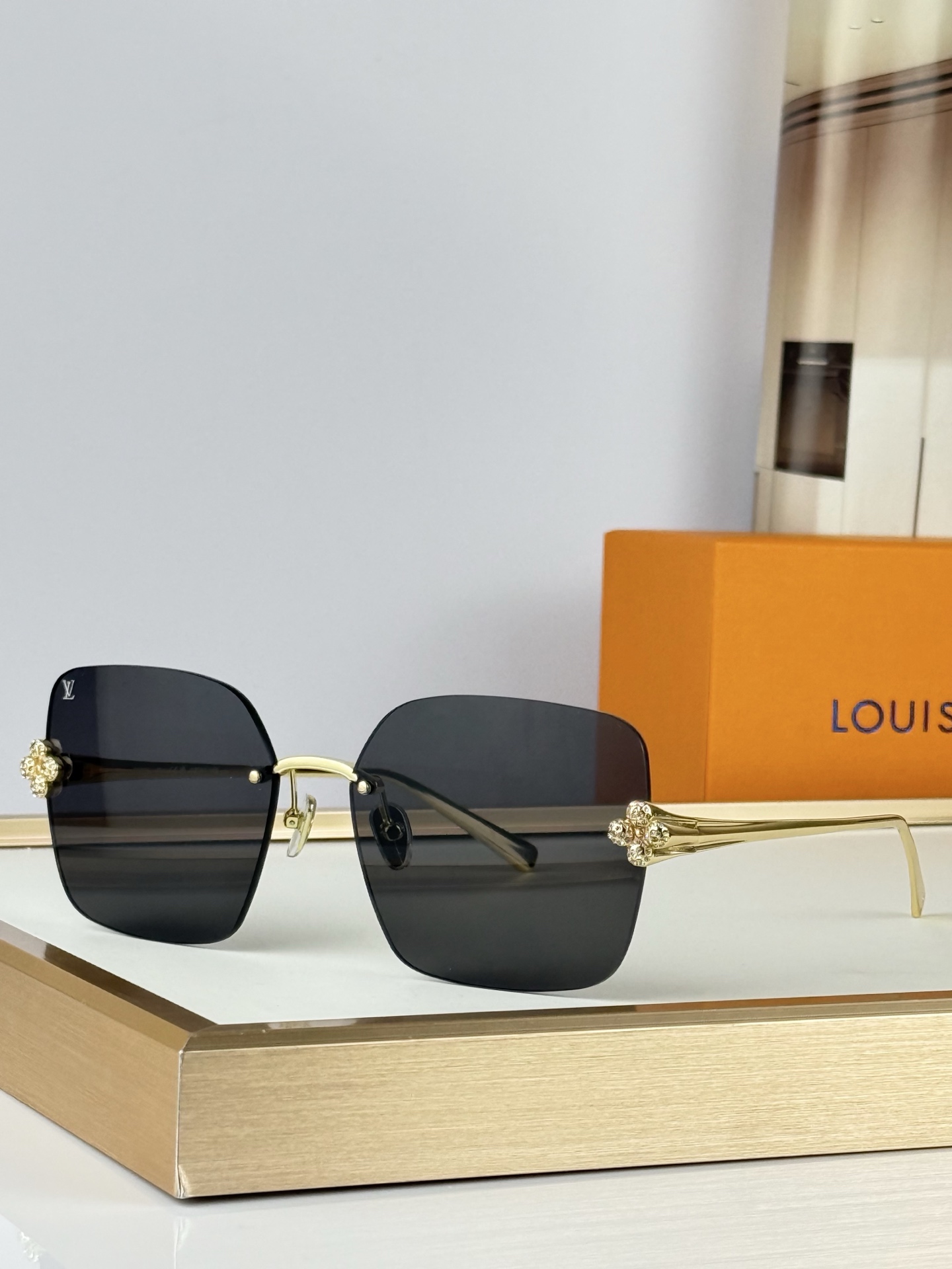 OversizedLOUIS VUITTONMOD：Z3396USize：62口17 140