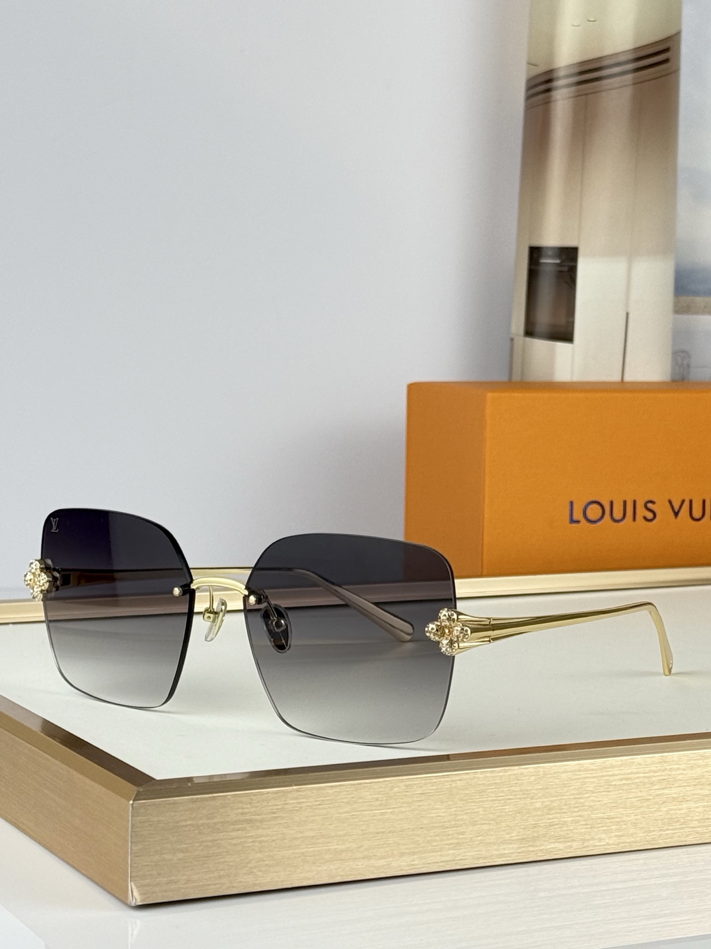 OversizedLOUIS VUITTONMOD：Z3396USize：62口17 140