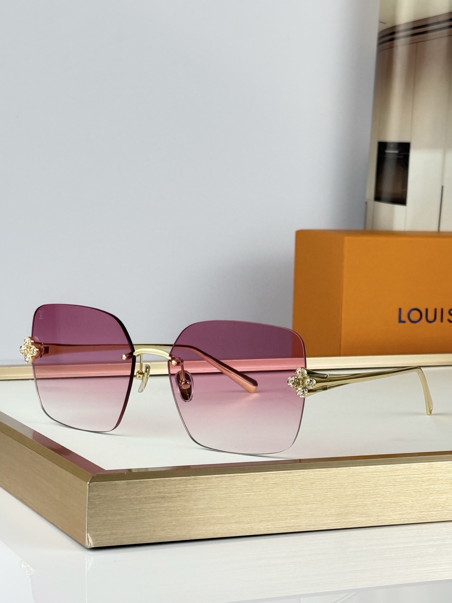 OversizedLOUIS VUITTONMOD：Z3396USize：62口17 140