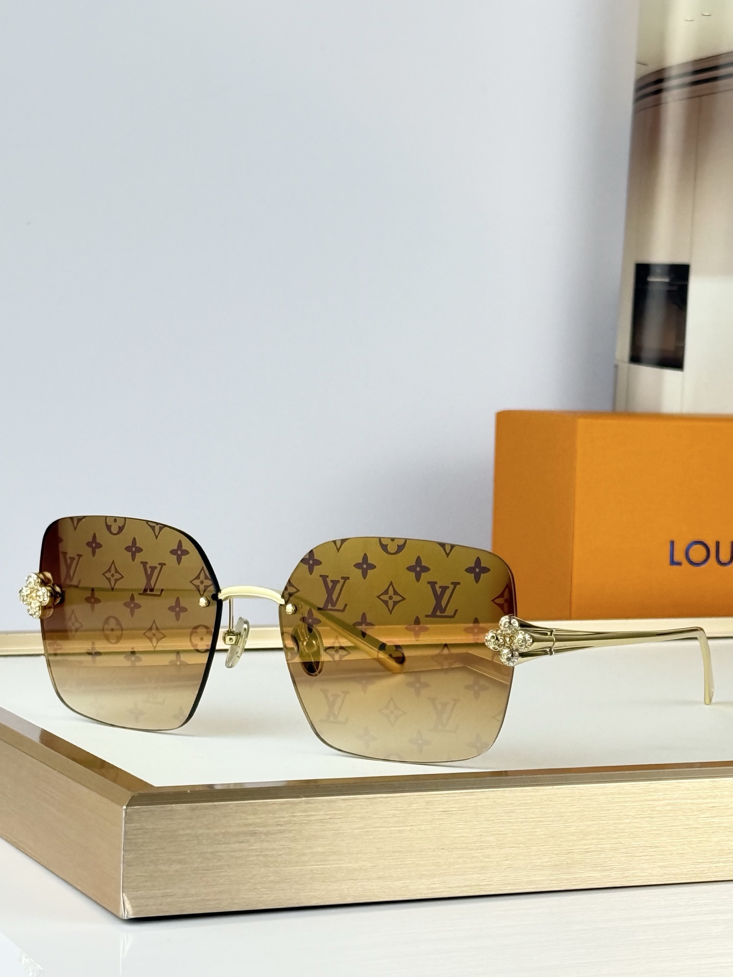 OversizedLOUIS VUITTONMOD：Z3396USize：62口17 140