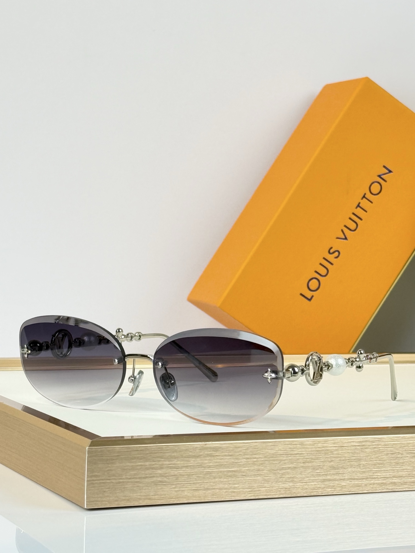 Louis Vuitto* Mod：Z3166U Size：64口16-140 
