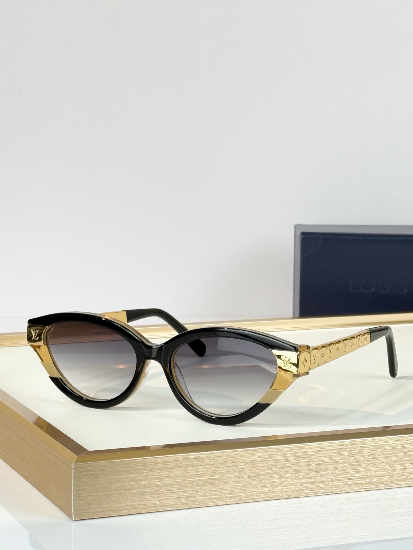 LOUIS VUITTO* MODEL：Z3181E SIZE：54口17-145  