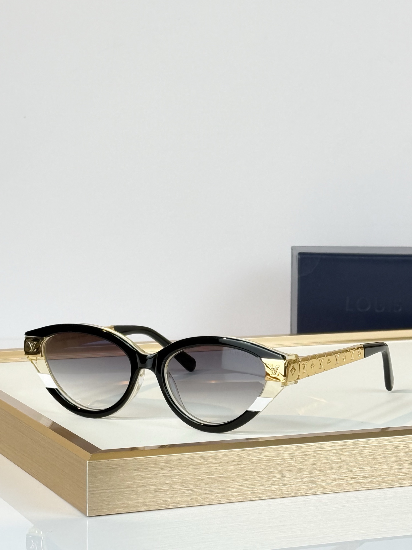 LOUIS VUITTO* MODEL：Z3181E SIZE：54口17-145  