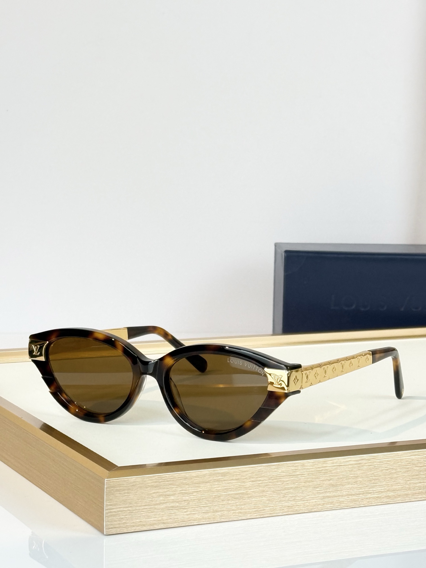 LOUIS VUITTO* MODEL：Z3181E SIZE：54口17-145  