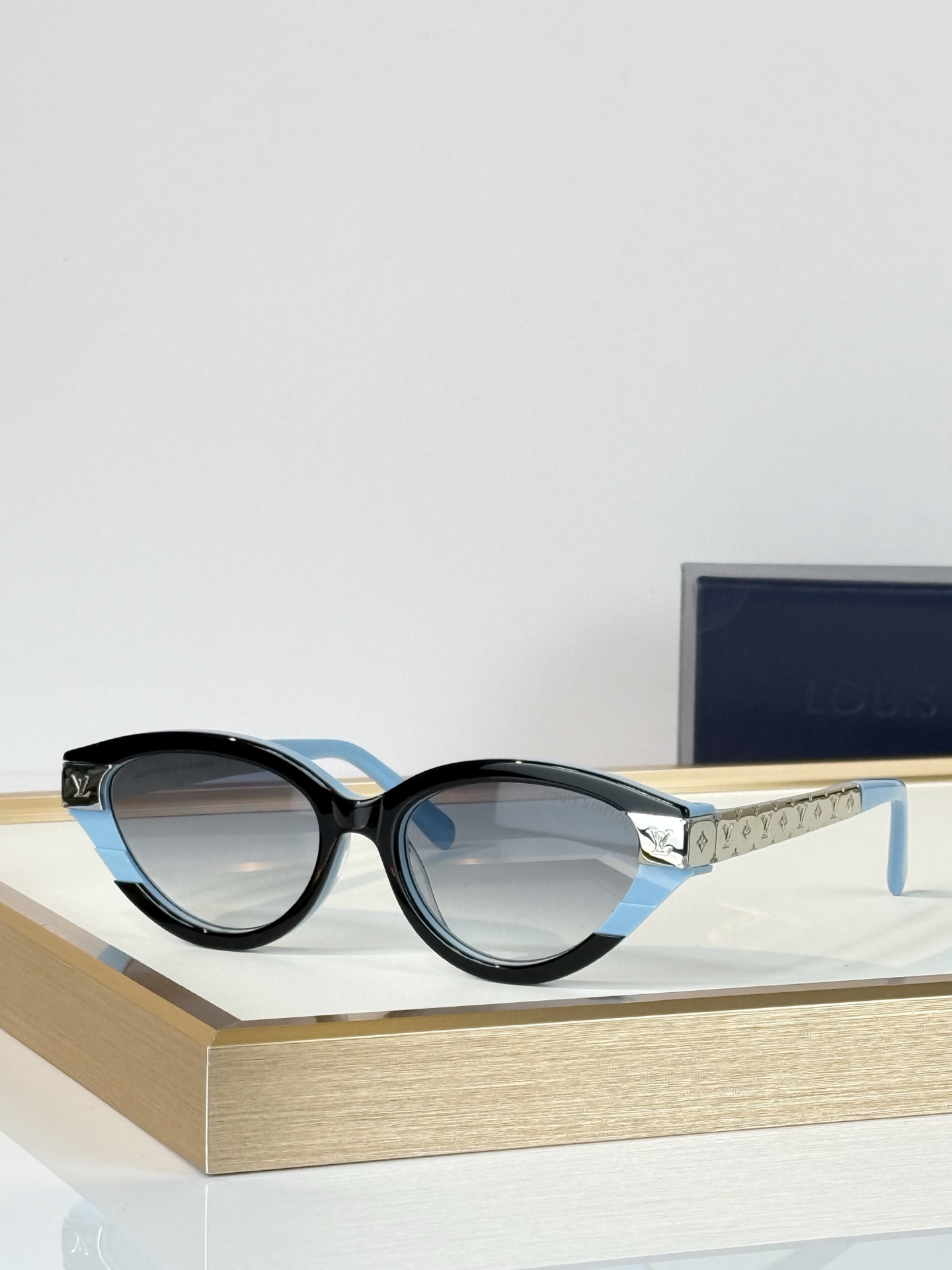 LOUIS VUITTO* MODEL：Z3181E SIZE：54口17-145  