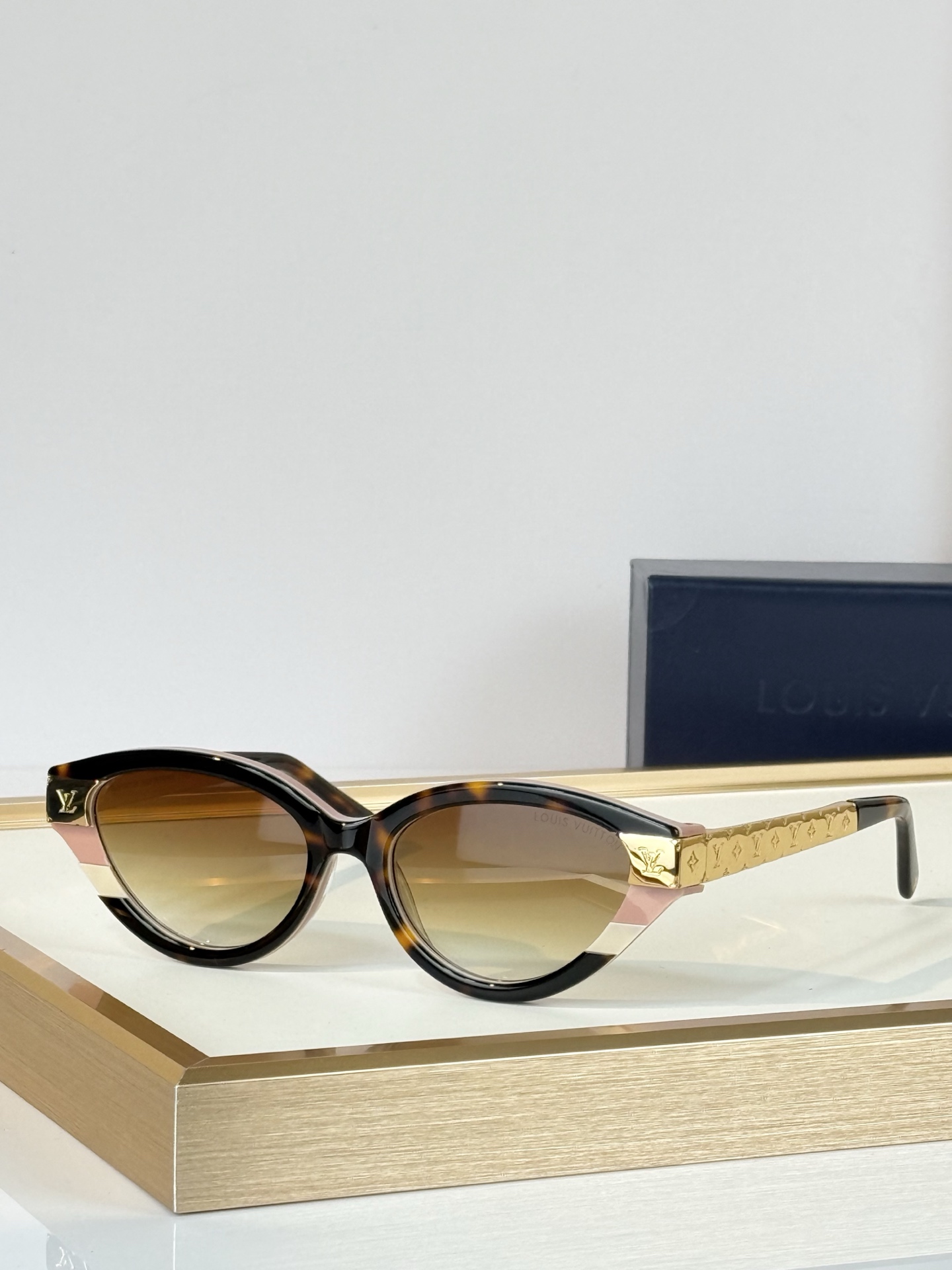 LOUIS VUITTO* MODEL：Z3181E SIZE：54口17-145  