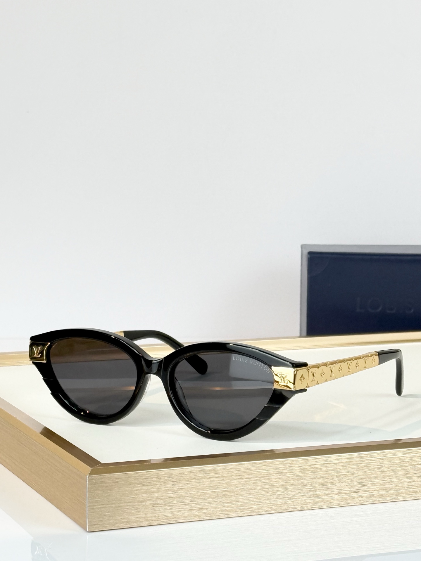 LOUIS VUITTO* MODEL：Z3181E SIZE：54口17-145  
