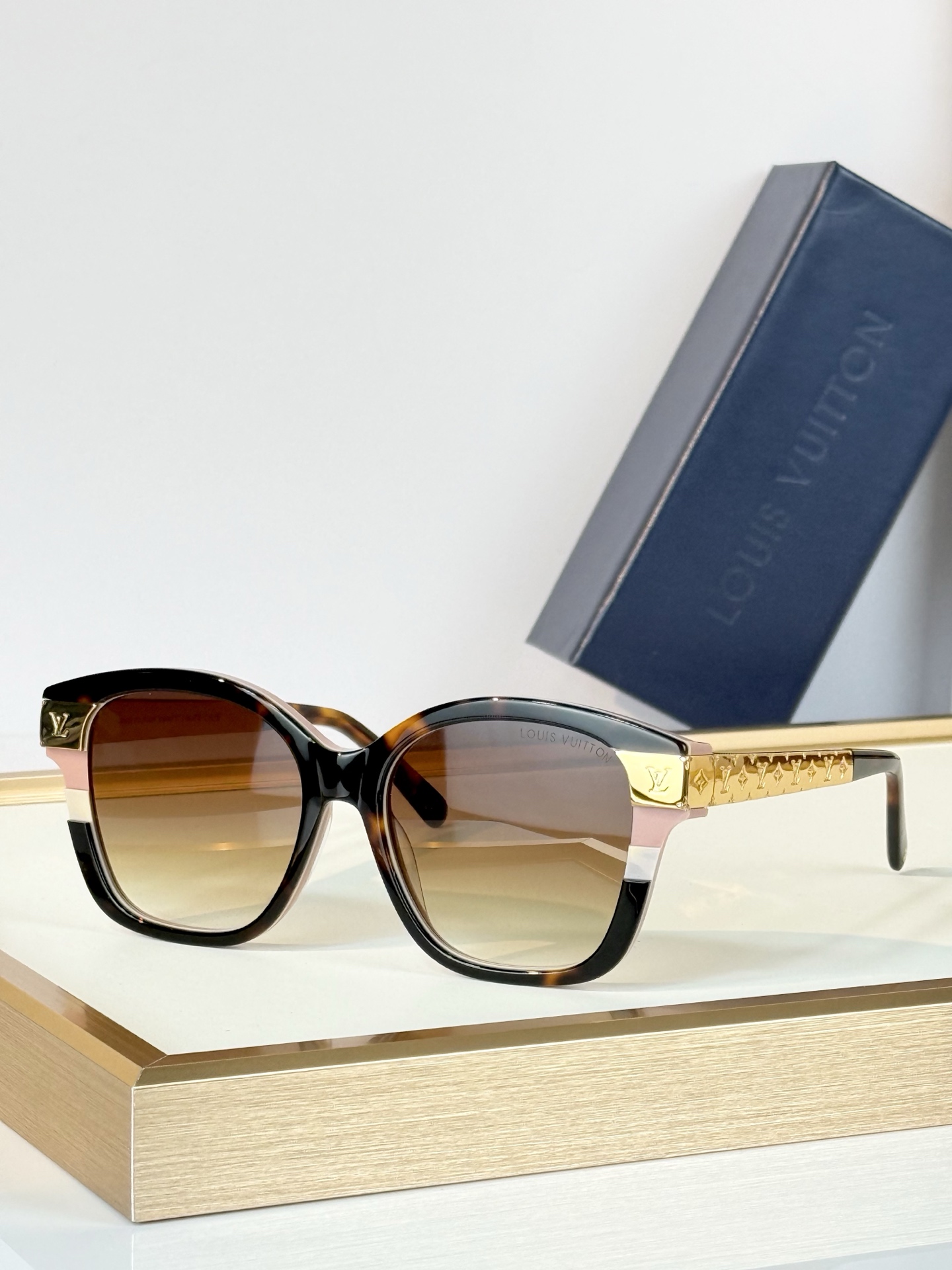 LOUIS VUITTO* MODEL：Z3182E SIZE：53口17-145  
