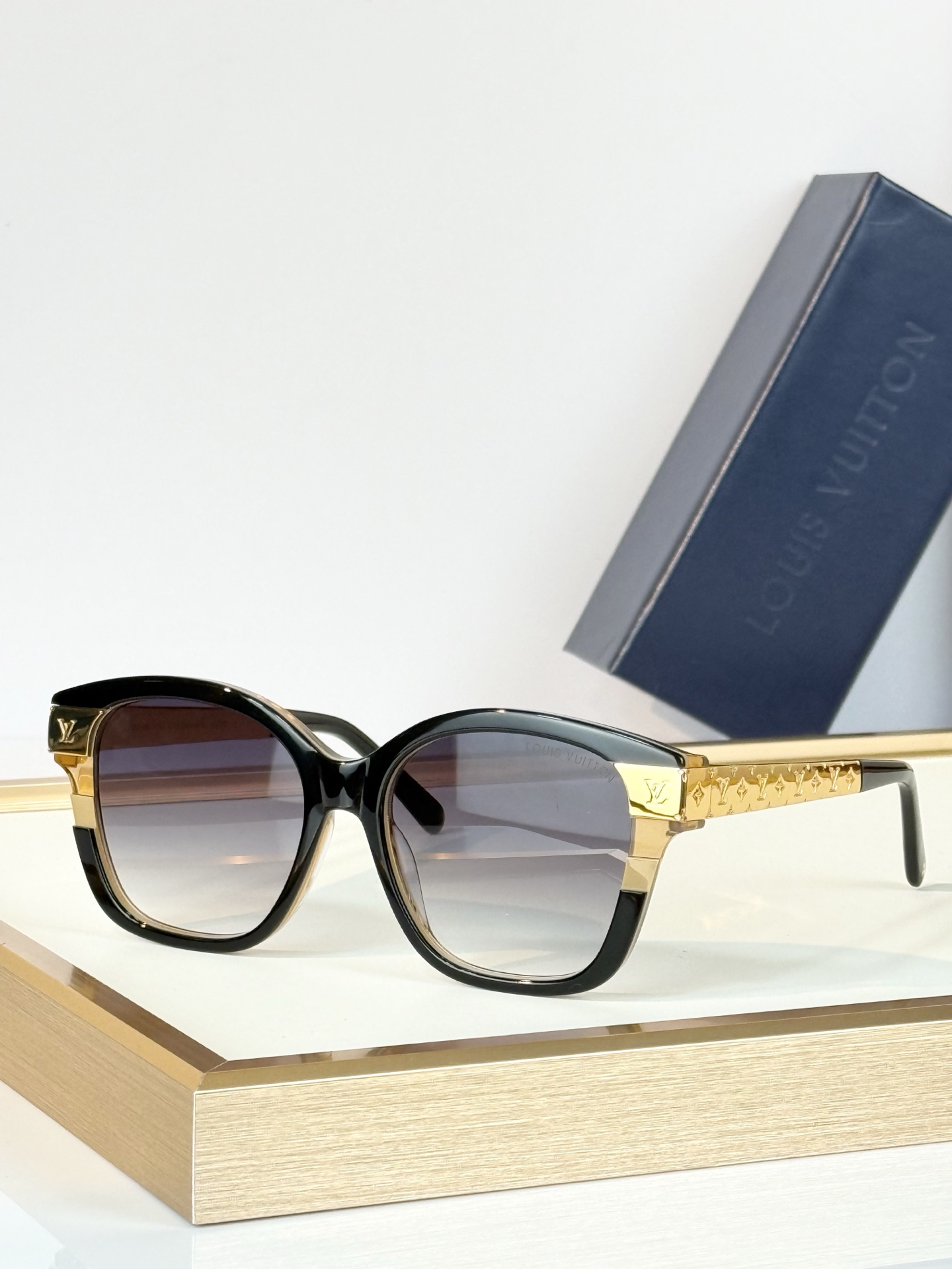 LOUIS VUITTO* MODEL：Z3182E SIZE：53口17-145  