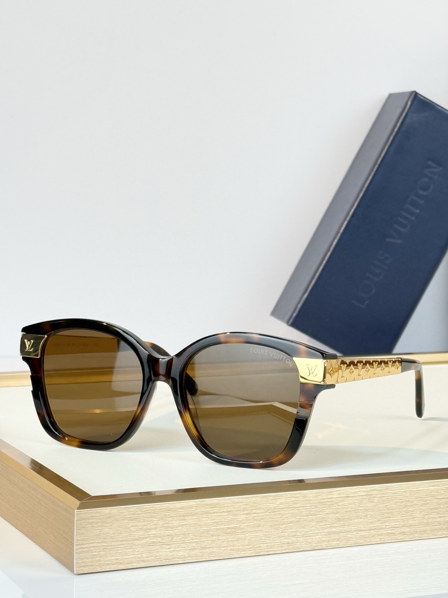 LOUIS VUITTO* MODEL：Z3182E SIZE：53口17-145  