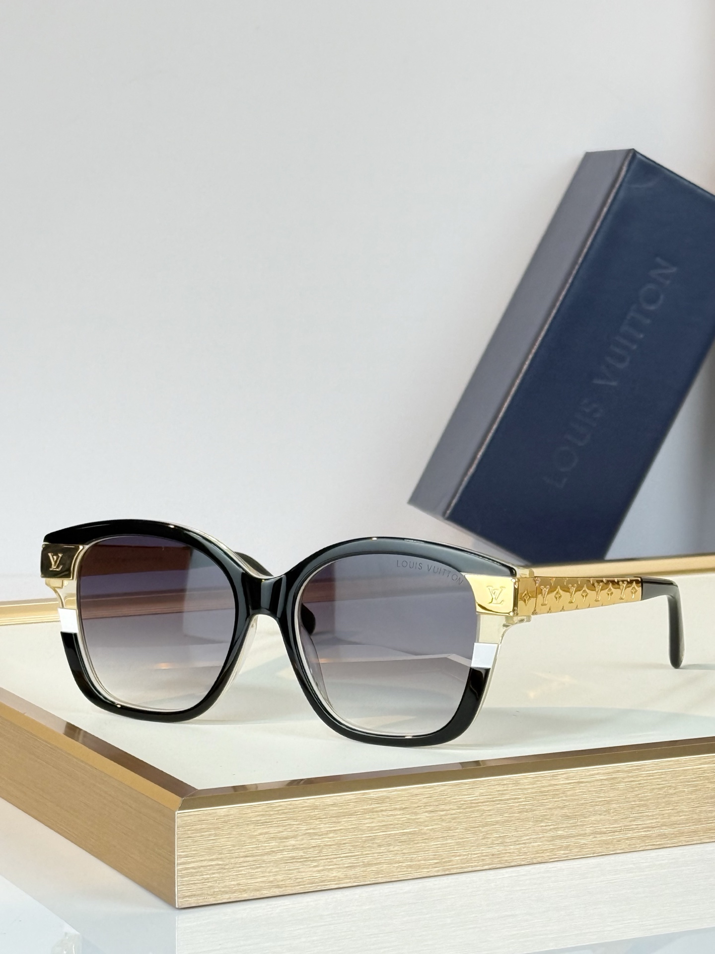 LOUIS VUITTO* MODEL：Z3182E SIZE：53口17-145  