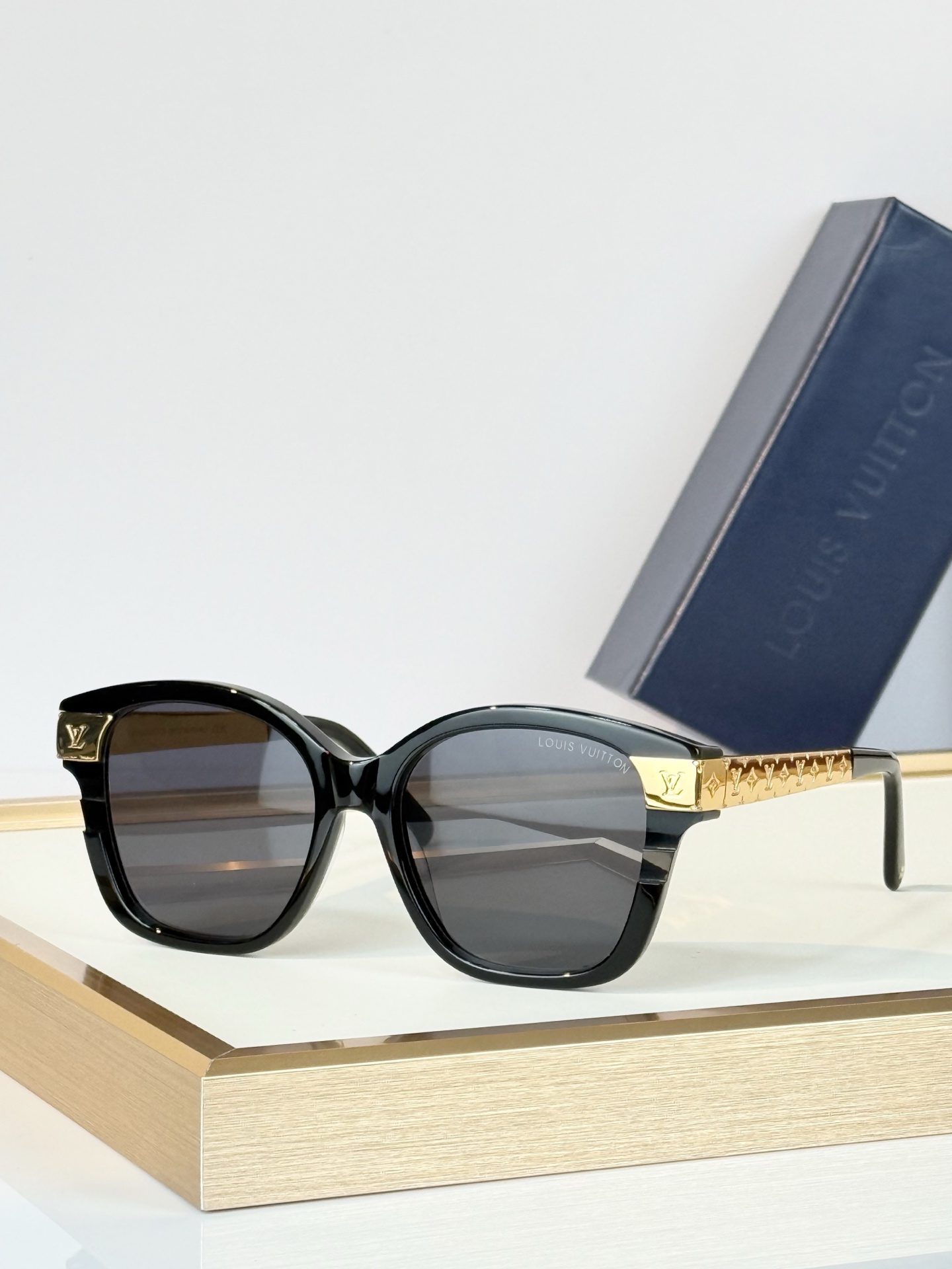 LOUIS VUITTO* MODEL：Z3182E SIZE：53口17-145  