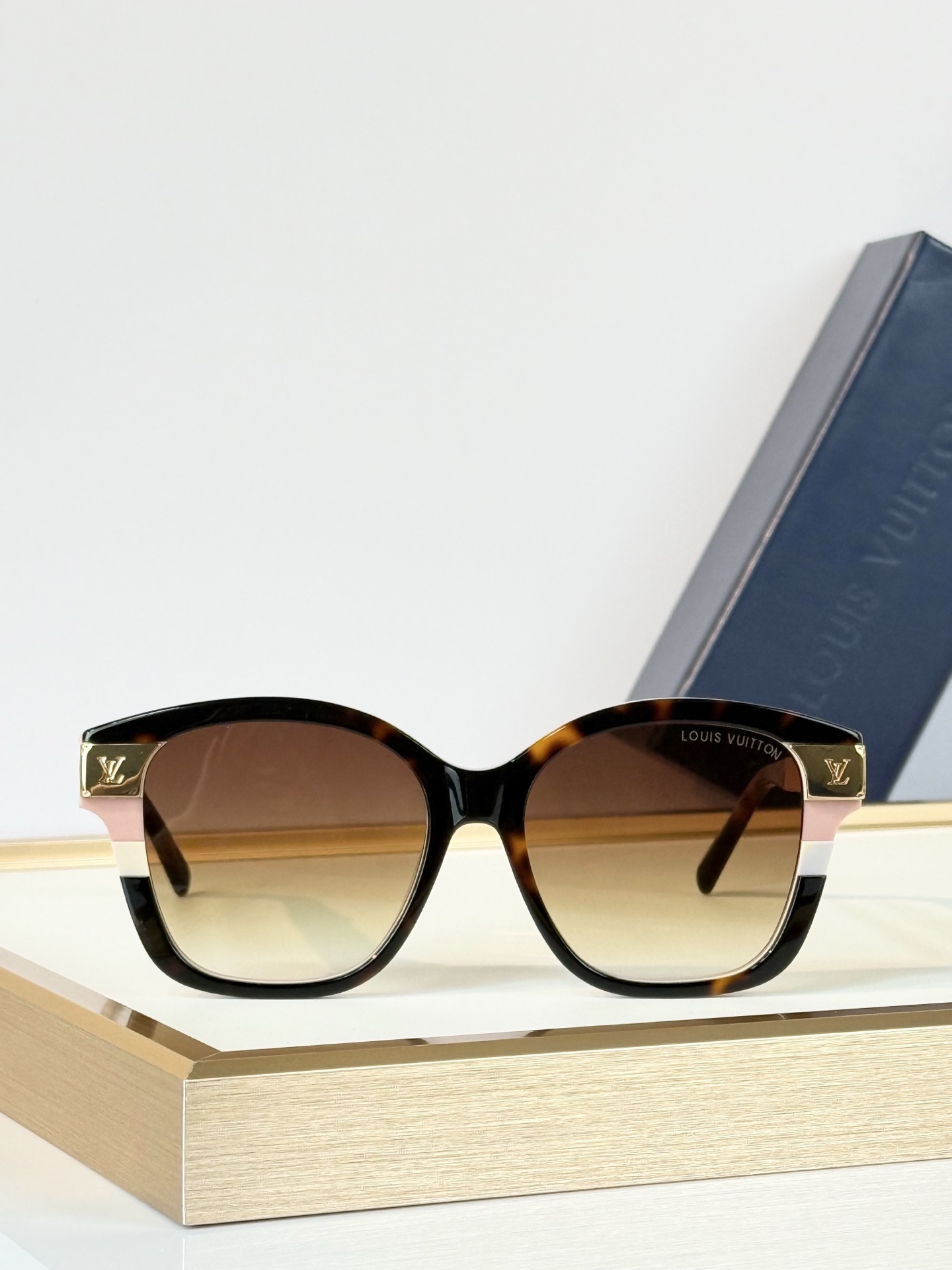 LOUIS VUITTO* MODEL：Z3182E SIZE：53口17-145  