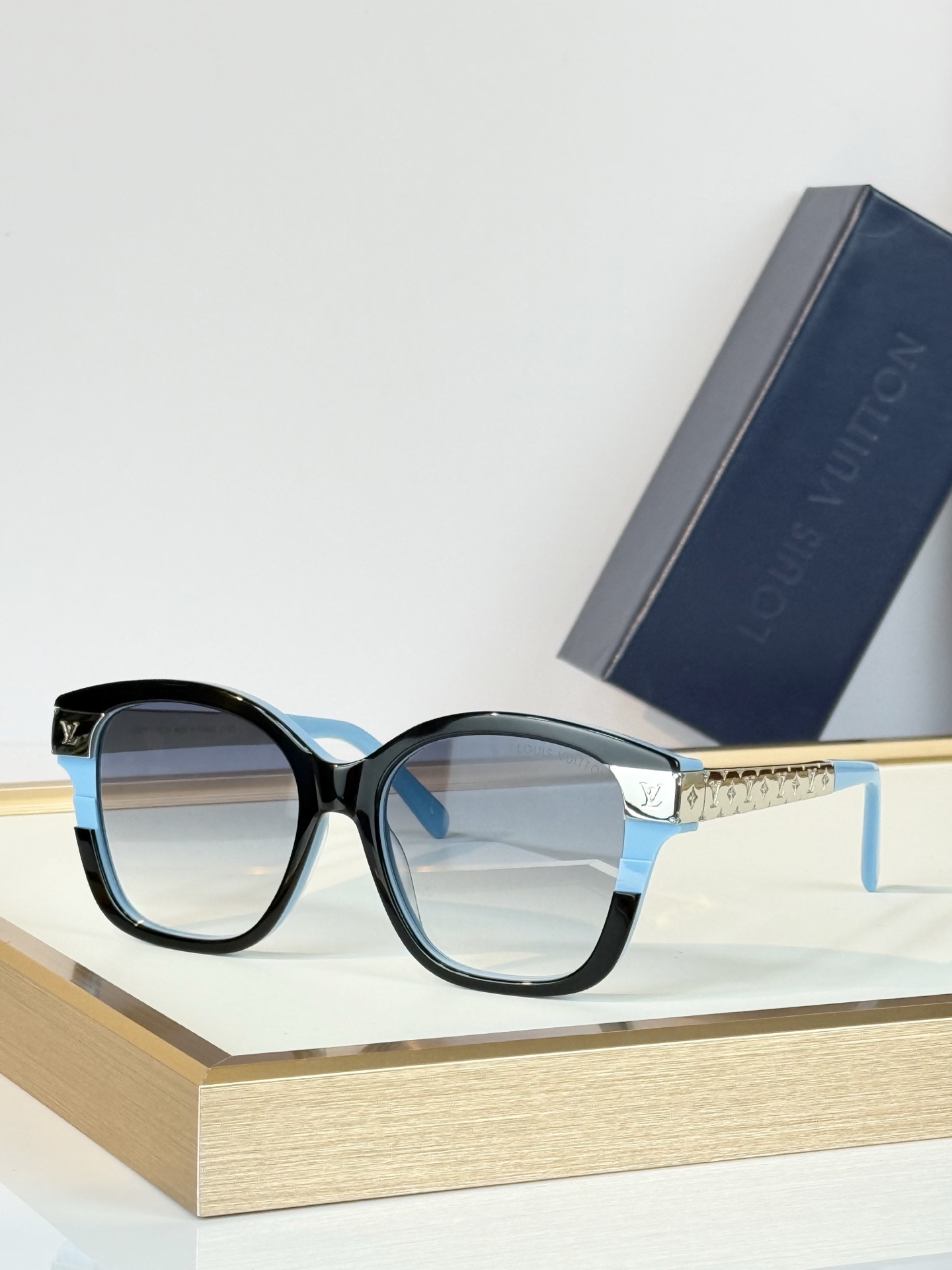 LOUIS VUITTO* MODEL：Z3182E SIZE：53口17-145  