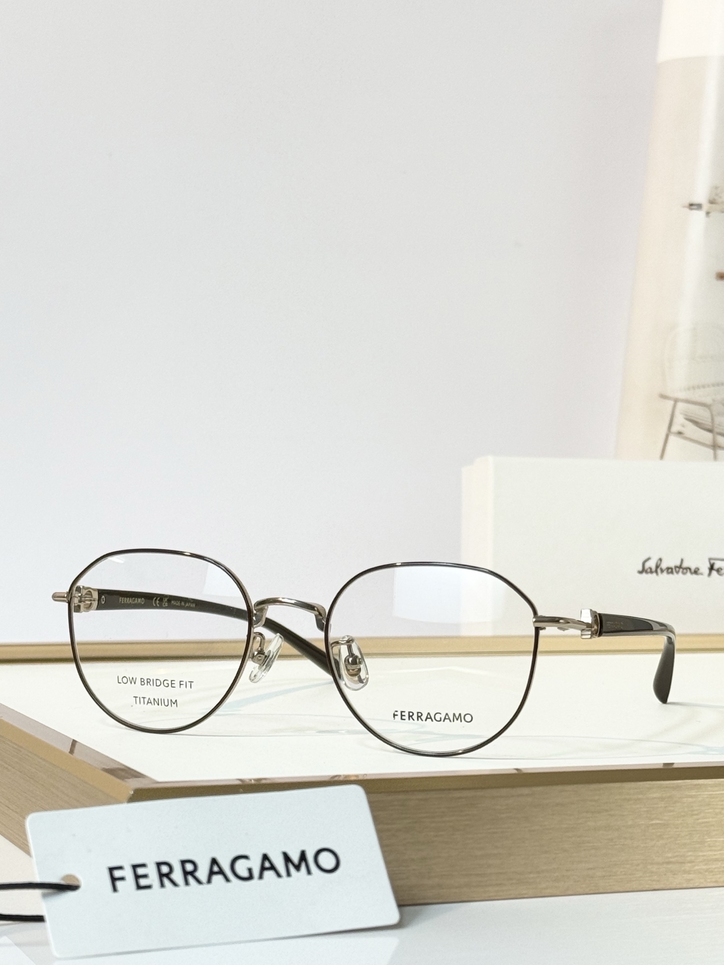 FERRAGAMO  MODEL：SF2594LB  SIZE：52口19-140 TITANIUM  