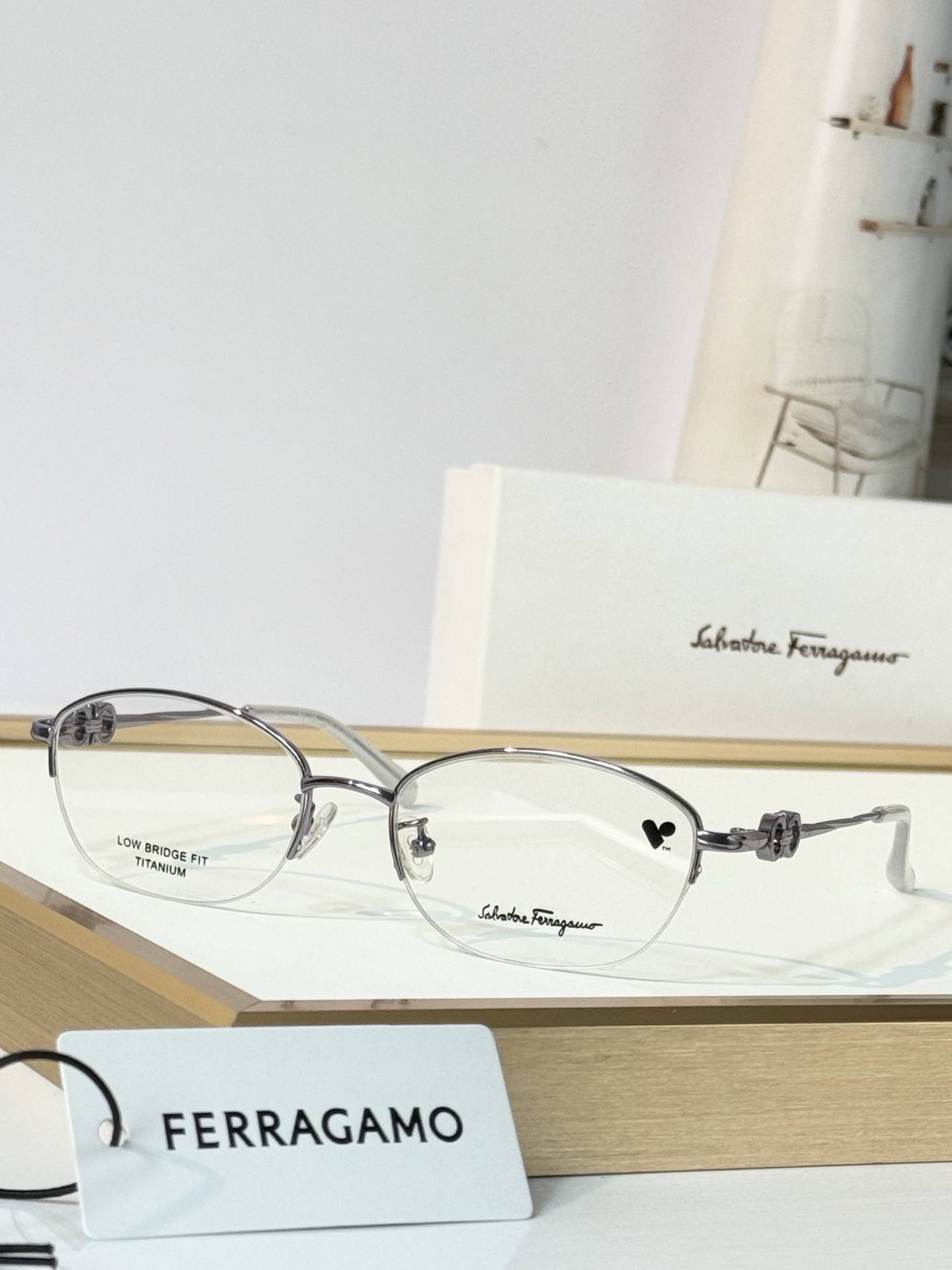FERRAGAMO  MODEL：SF2576LB SIZE：53口18-140 TITANIUM  