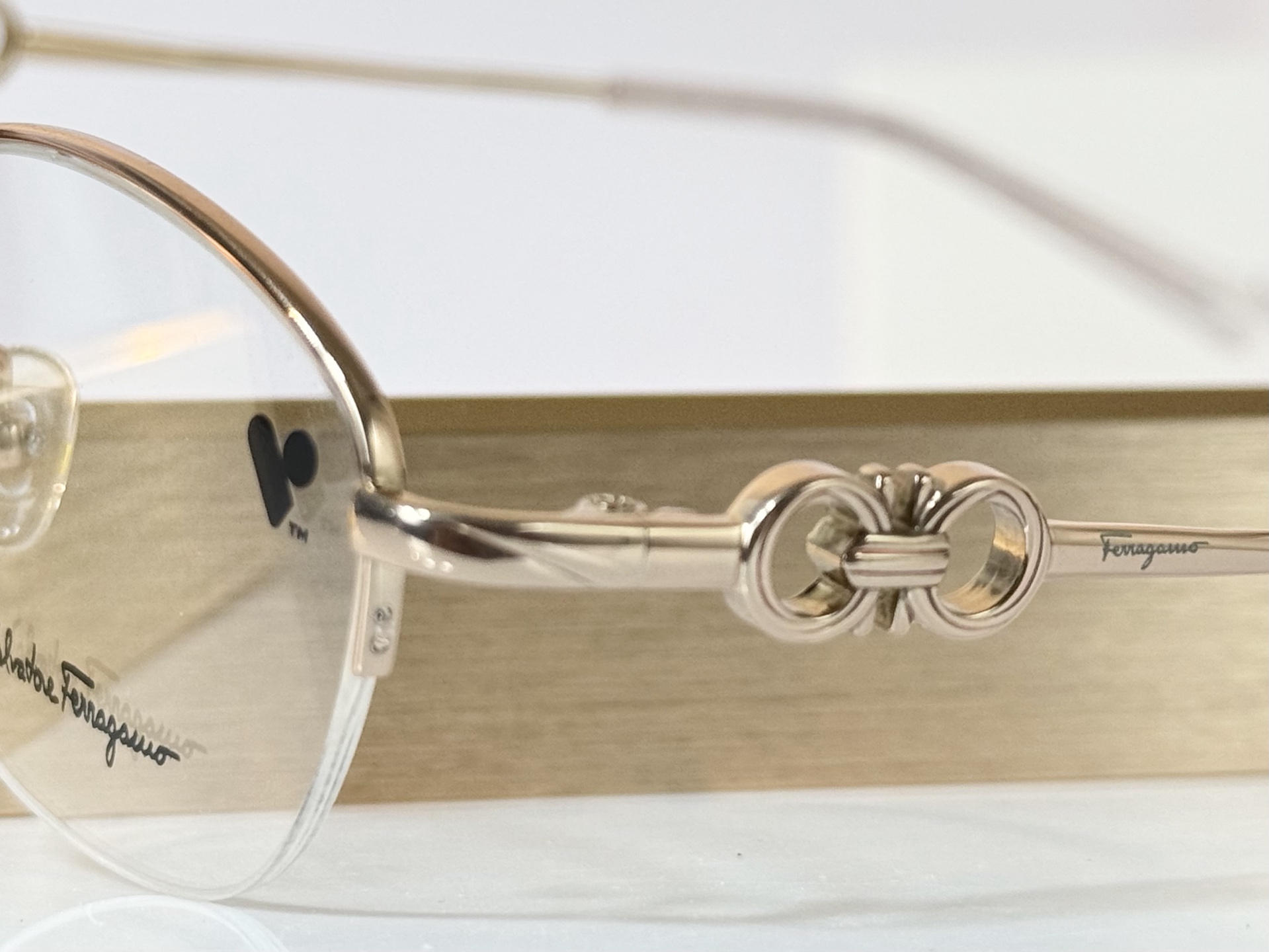 FERRAGAMO  MODEL：SF2576LB SIZE：53口18-140 TITANIUM  