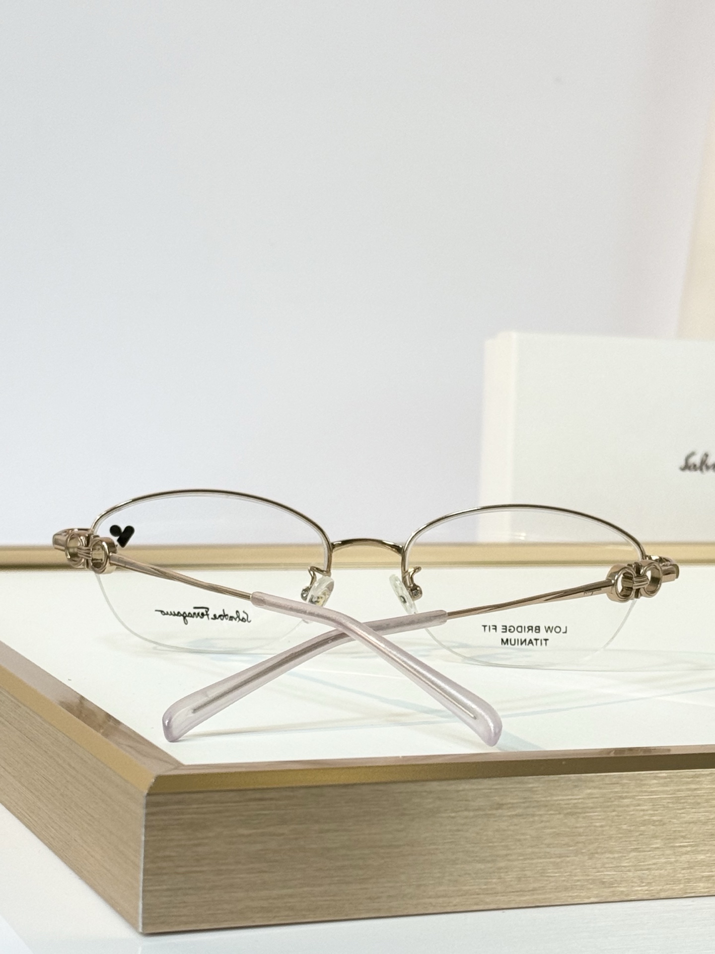 FERRAGAMO  MODEL：SF2576LB SIZE：53口18-140 TITANIUM  