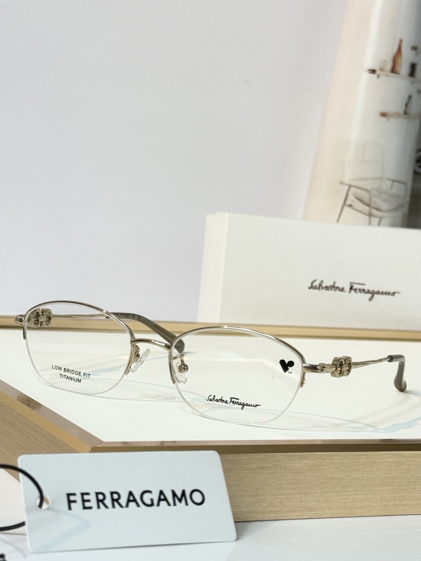 FERRAGAMO  MODEL：SF2576LB SIZE：53口18-140 TITANIUM  