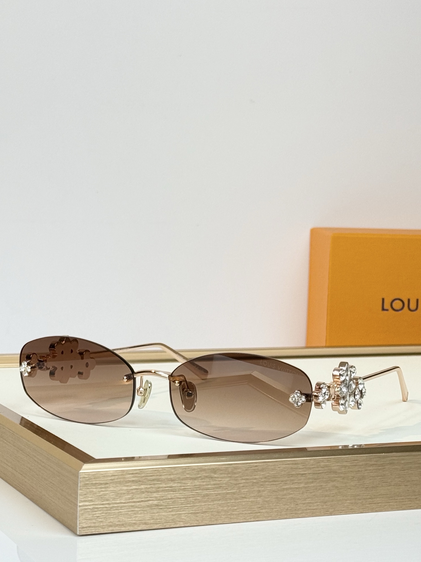 LOUIS VUITTO* MODEL：Z3186U SIZE：63口17-140   