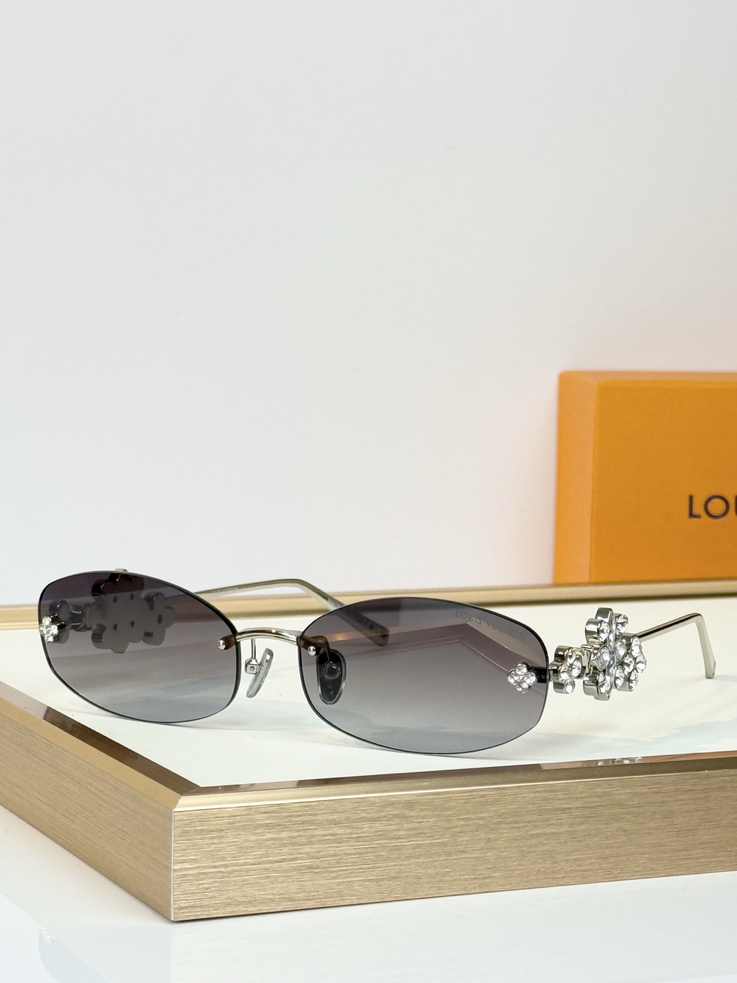 LOUIS VUITTO* MODEL：Z3186U SIZE：63口17-140   
