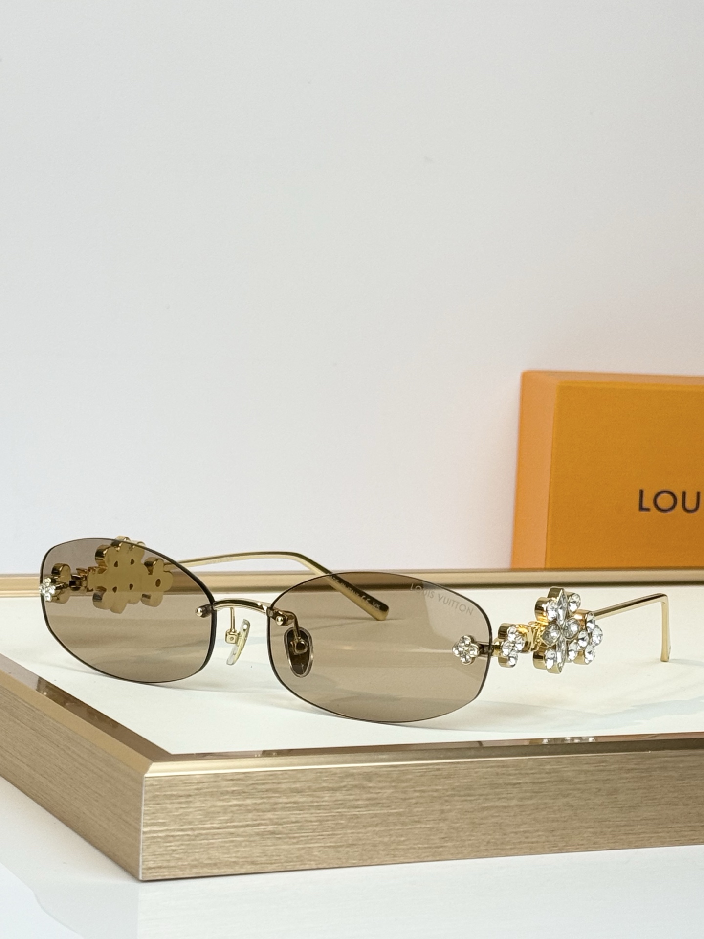 LOUIS VUITTO* MODEL：Z3186U SIZE：63口17-140   