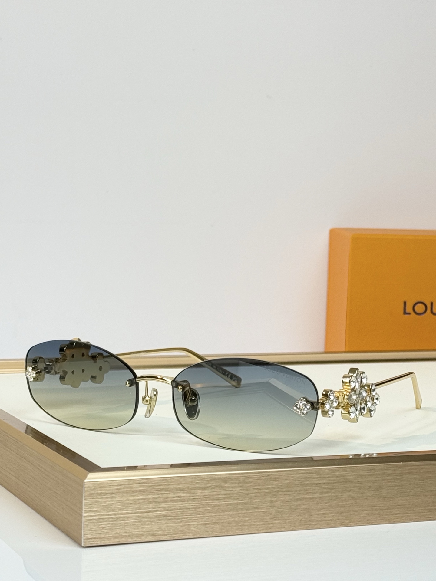 LOUIS VUITTO* MODEL：Z3186U SIZE：63口17-140   