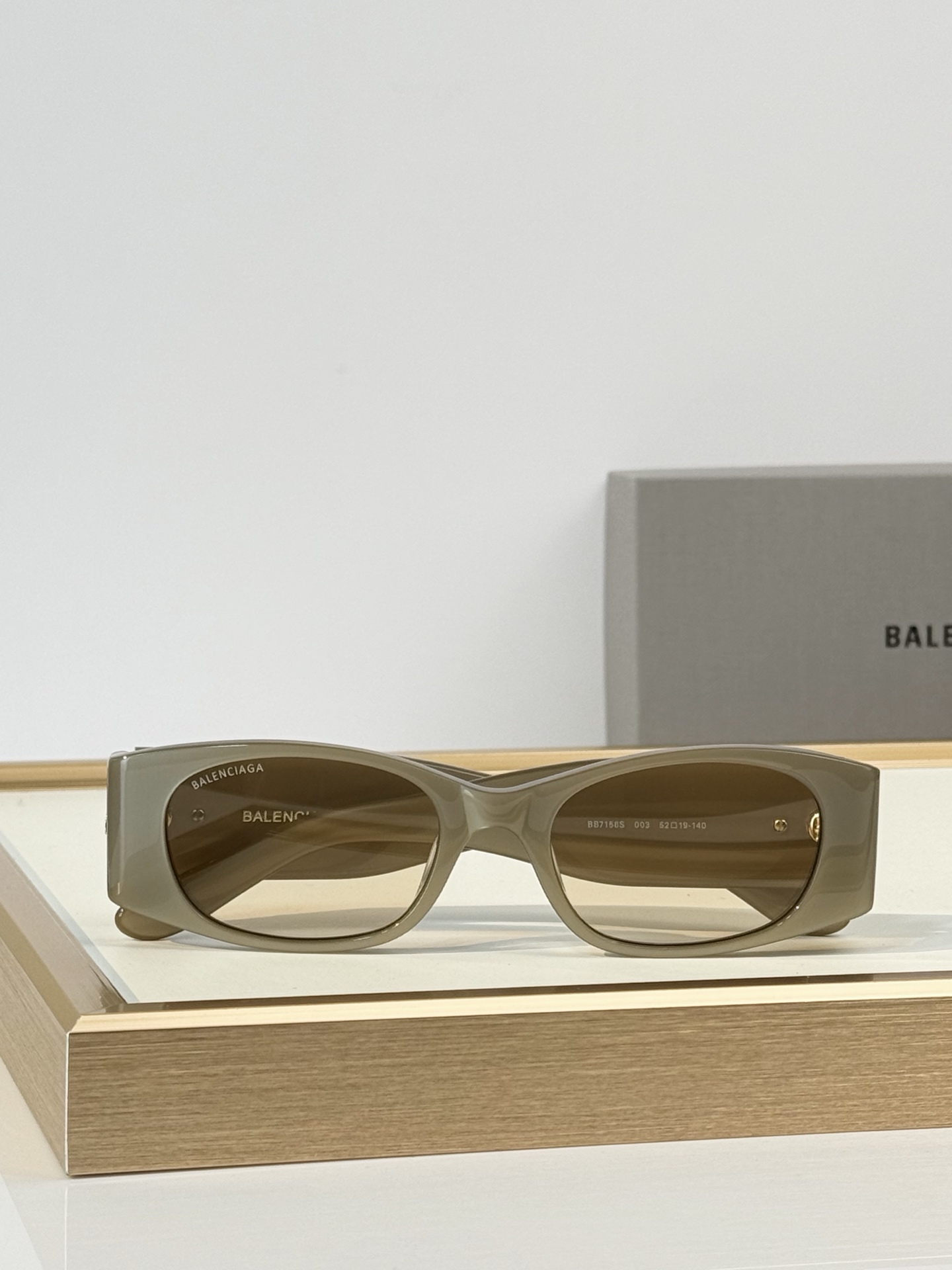 BALENCIAGA MOD：BB7158S Size：52口19-140  