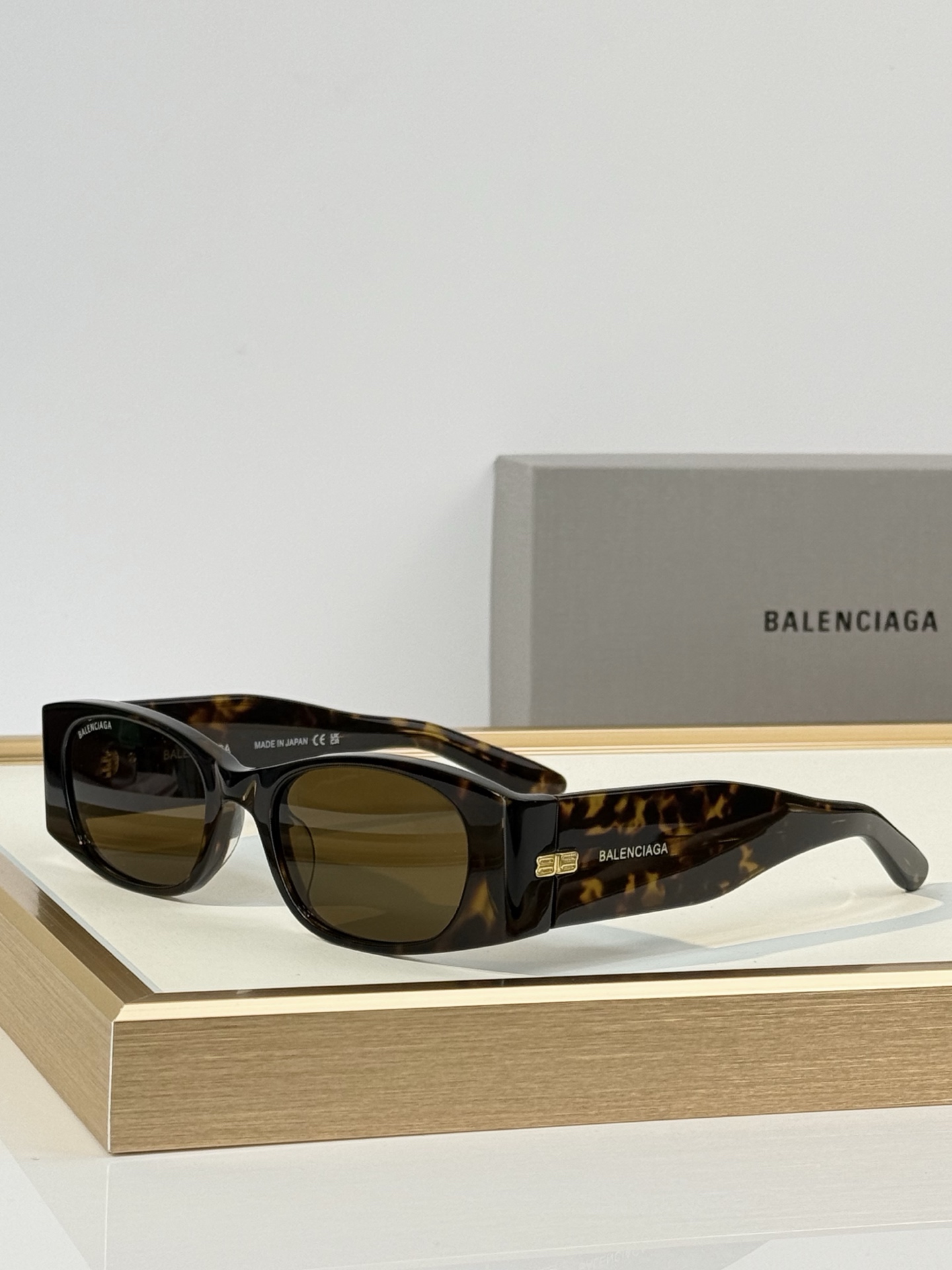 BALENCIAGA MOD：BB7158S Size：52口19-140  