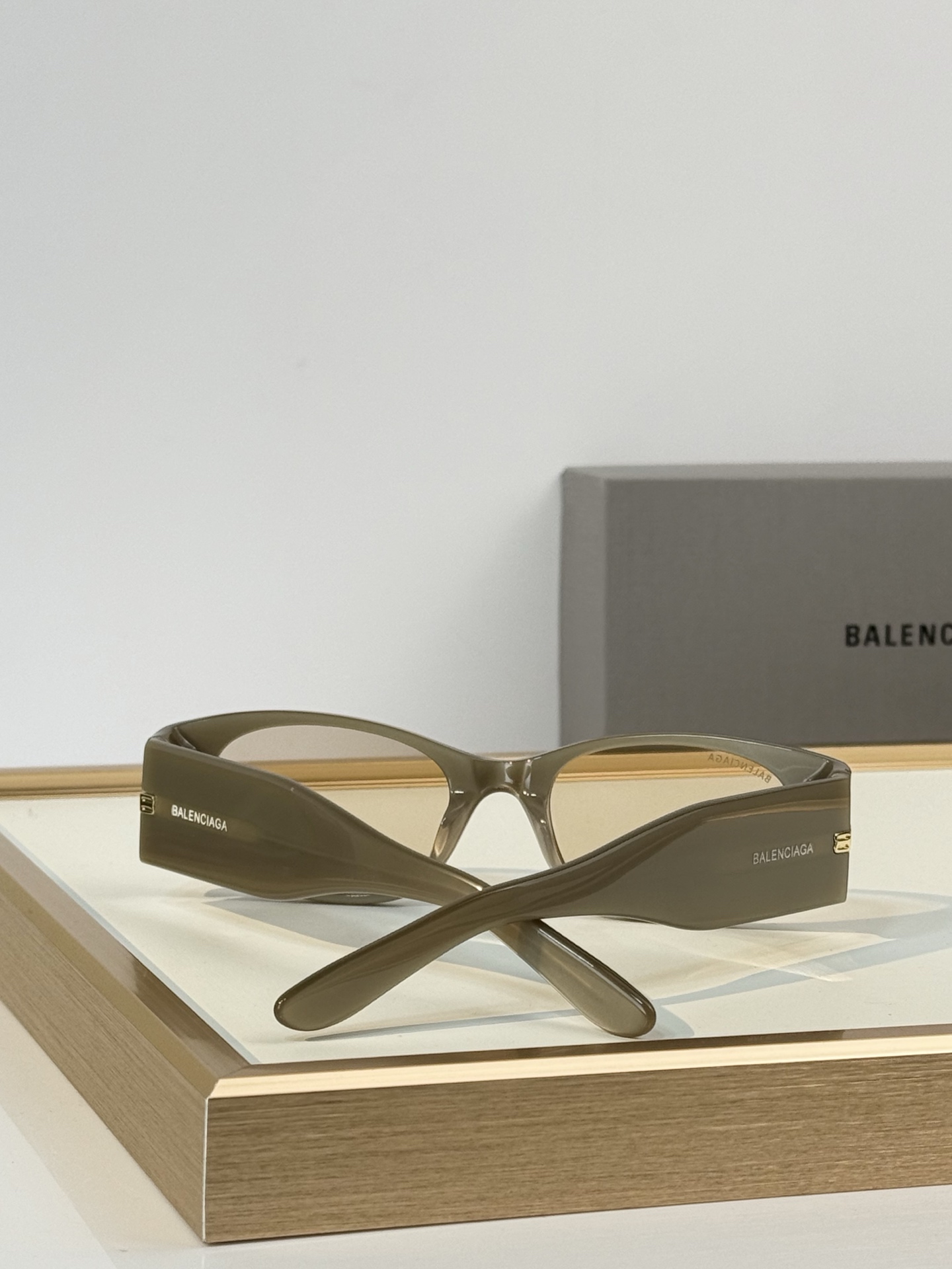 BALENCIAGA MOD：BB7158S Size：52口19-140  
