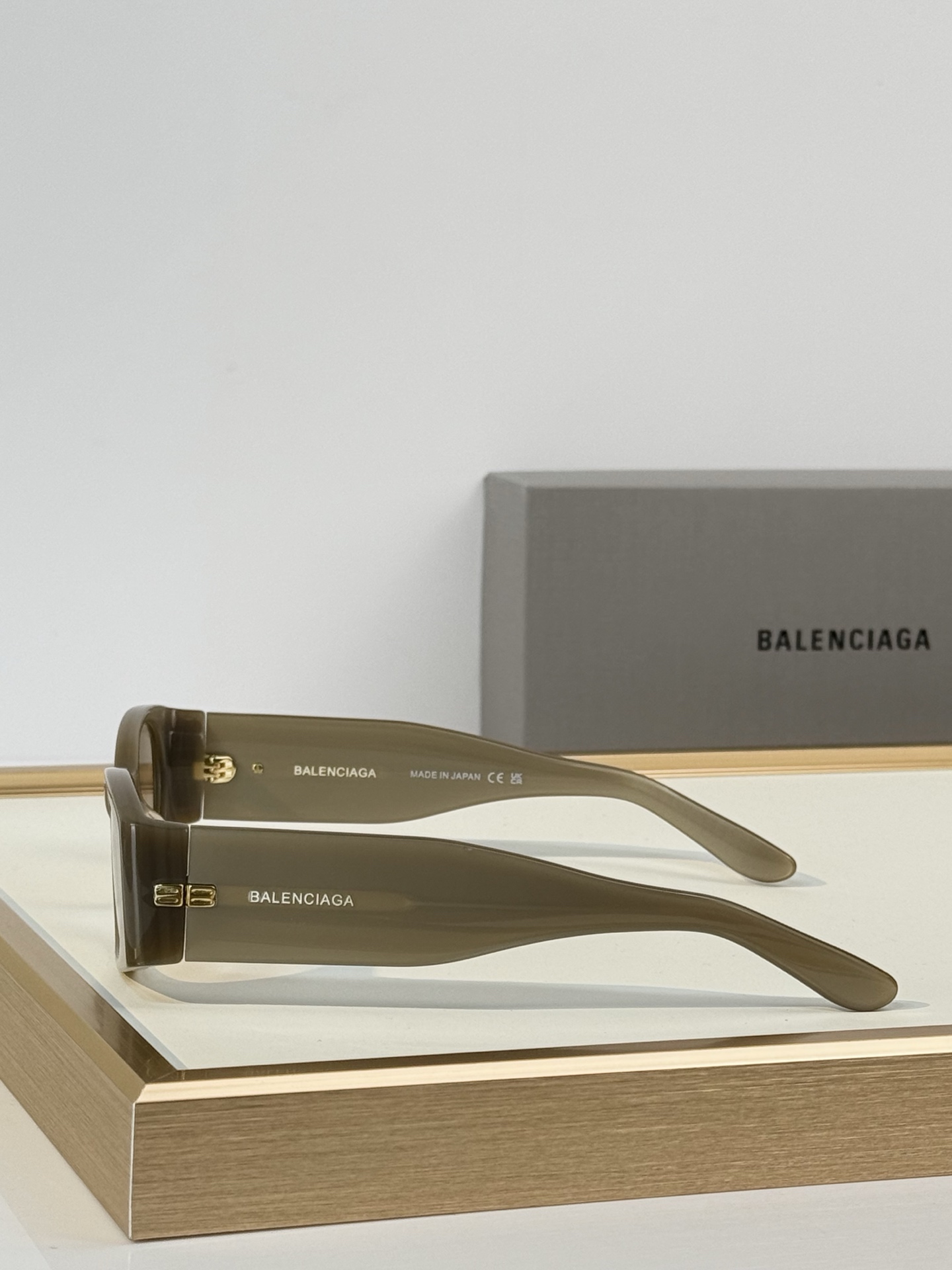 BALENCIAGA MOD：BB7158S Size：52口19-140  