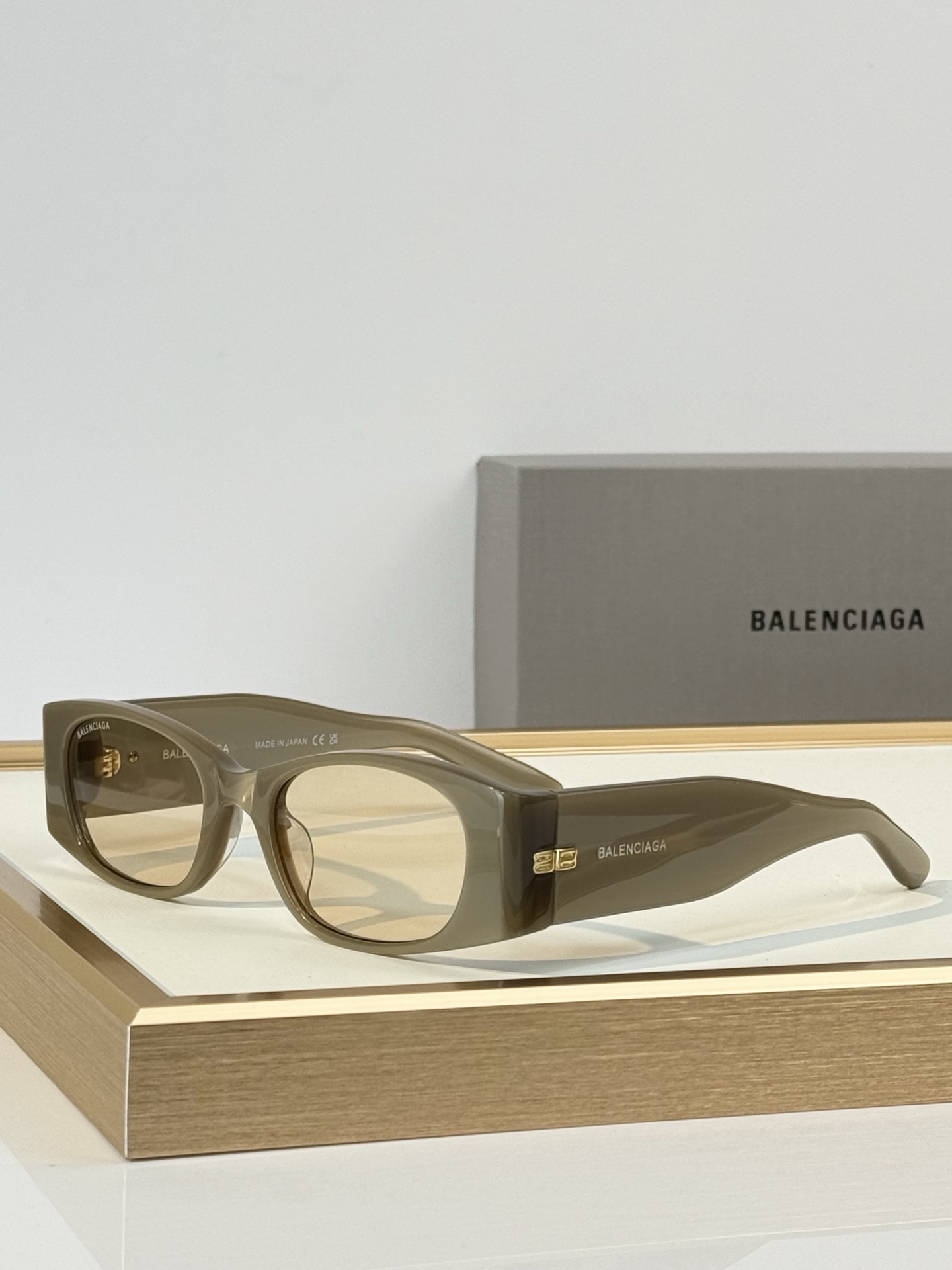 BALENCIAGA MOD：BB7158S Size：52口19-140  