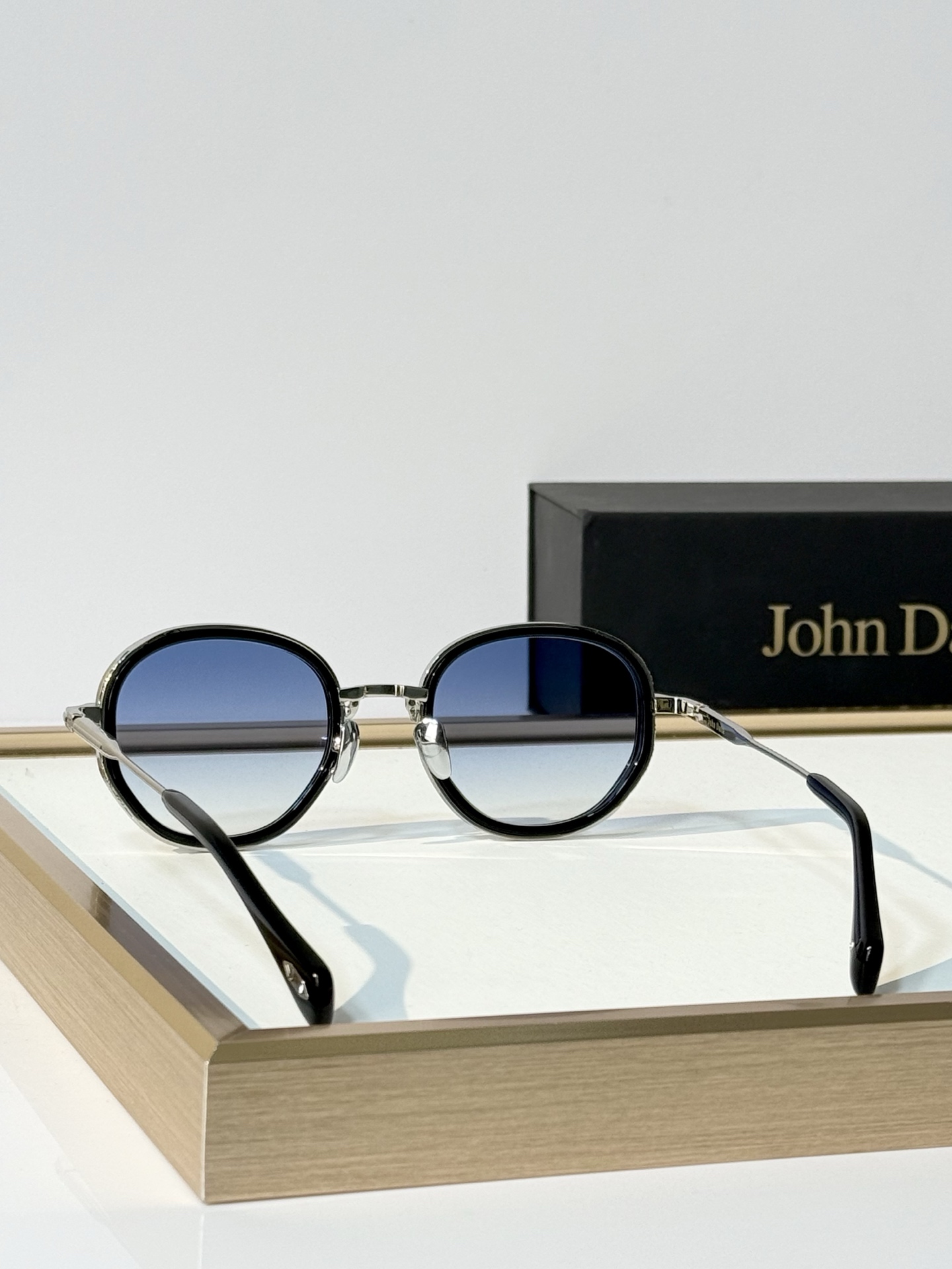John Dalia Model：JOHNDALIAGINA SIZE: 50口23 145 