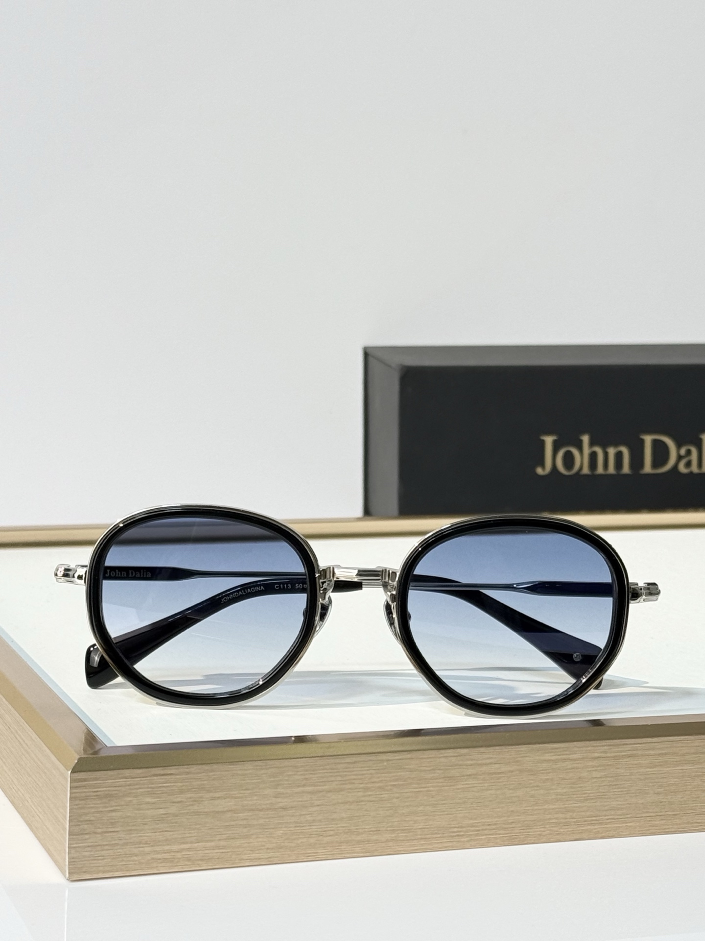 John Dalia Model：JOHNDALIAGINA SIZE: 50口23 145 