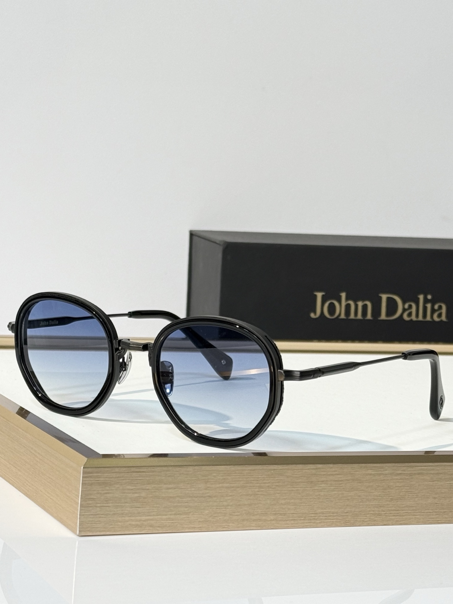 John Dalia Model：JOHNDALIAGINA SIZE: 50口23 145 
