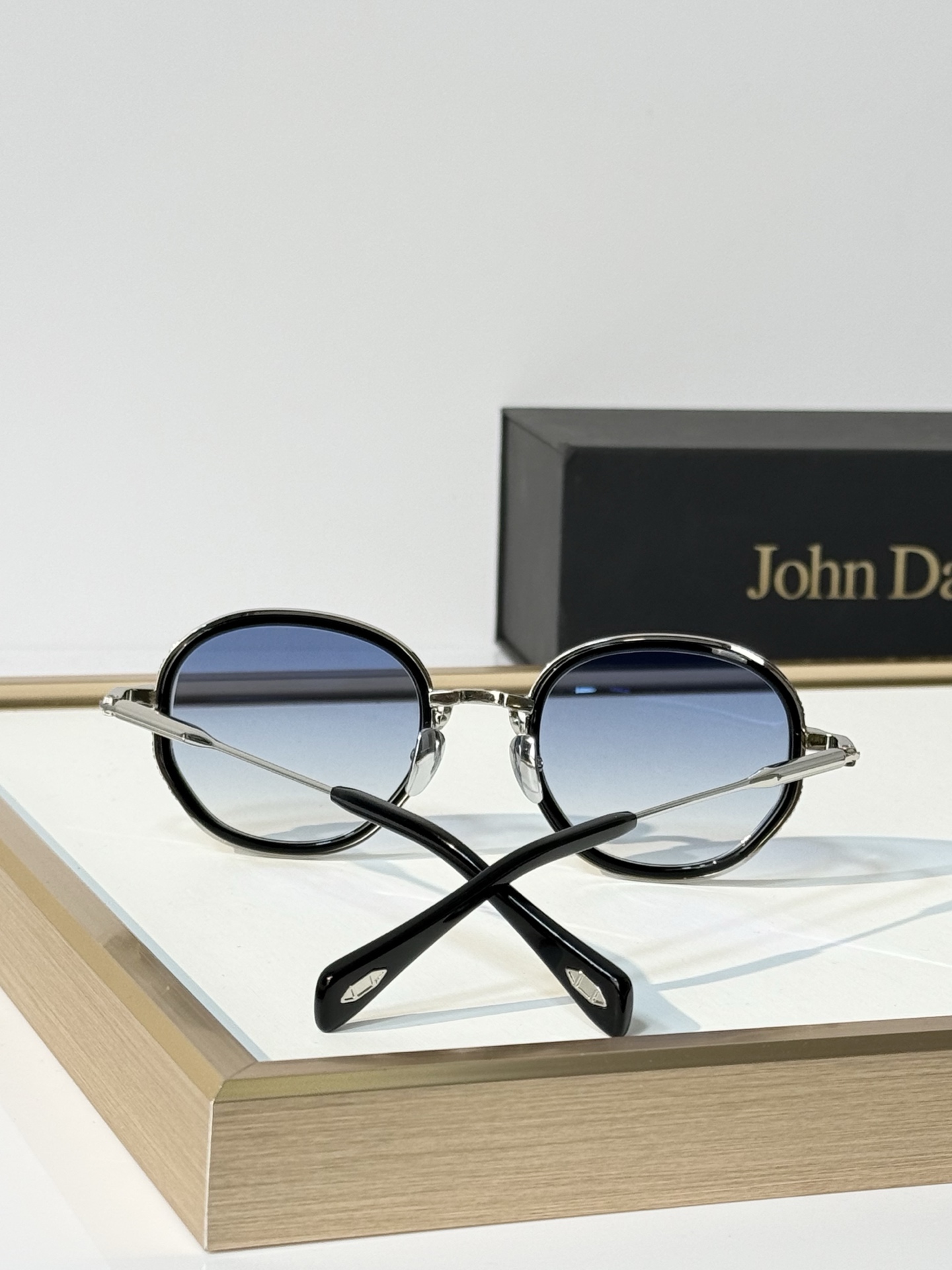 John Dalia Model：JOHNDALIAGINA SIZE: 50口23 145 