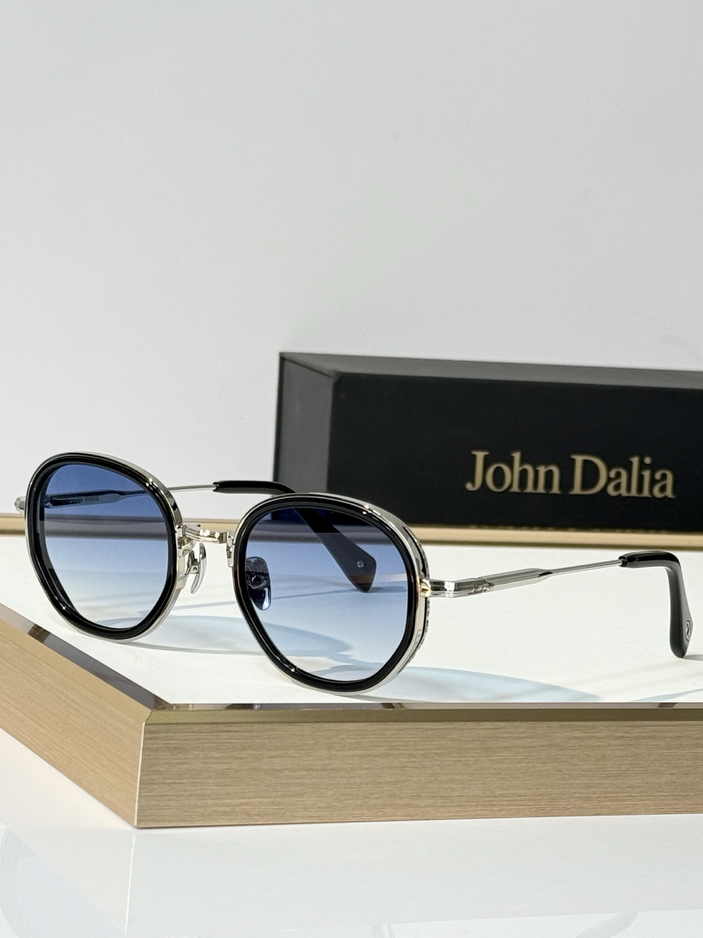 John Dalia Model：JOHNDALIAGINA SIZE: 50口23 145 