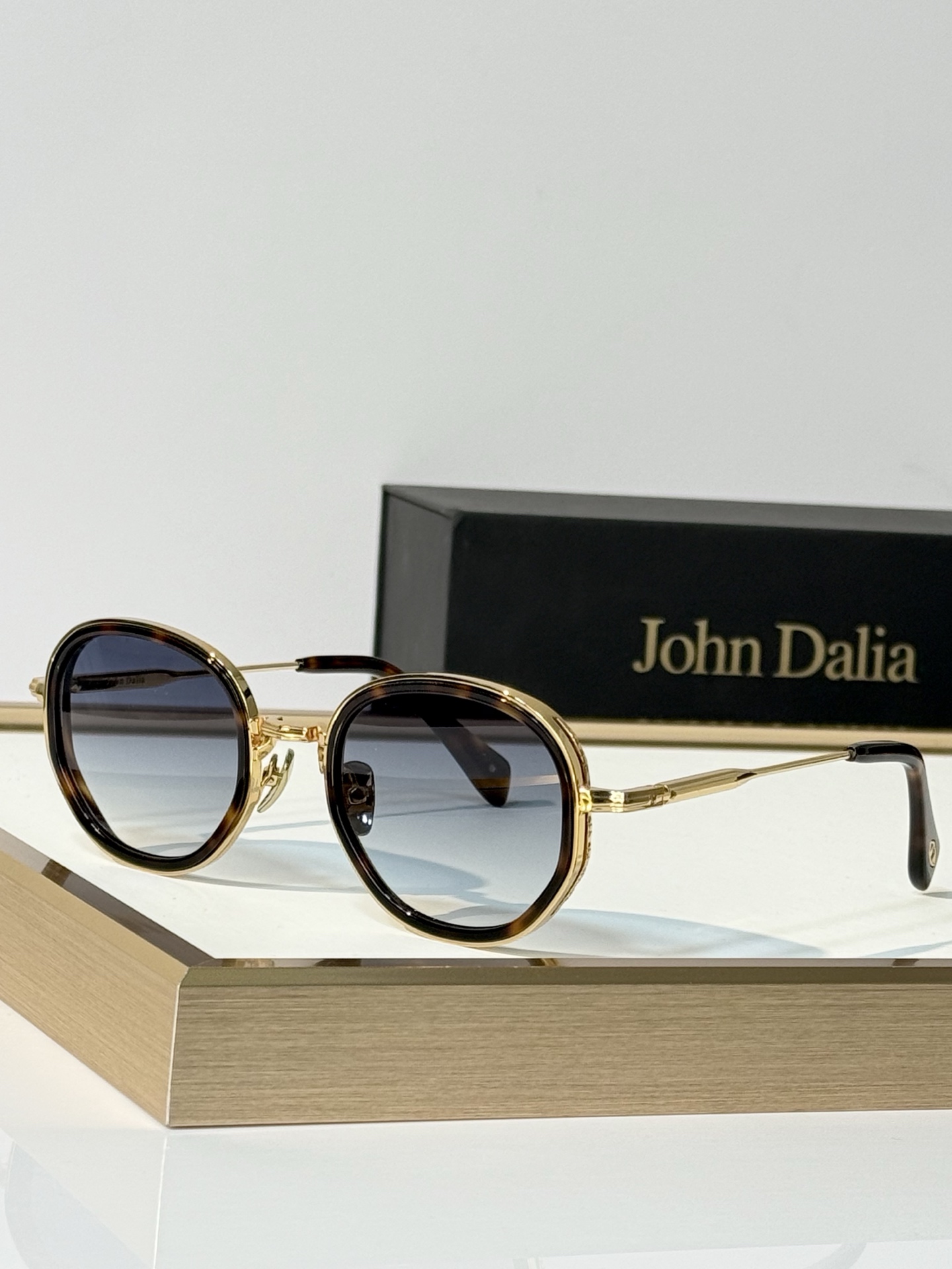 John Dalia Model：JOHNDALIAGINA SIZE: 50口23 145 