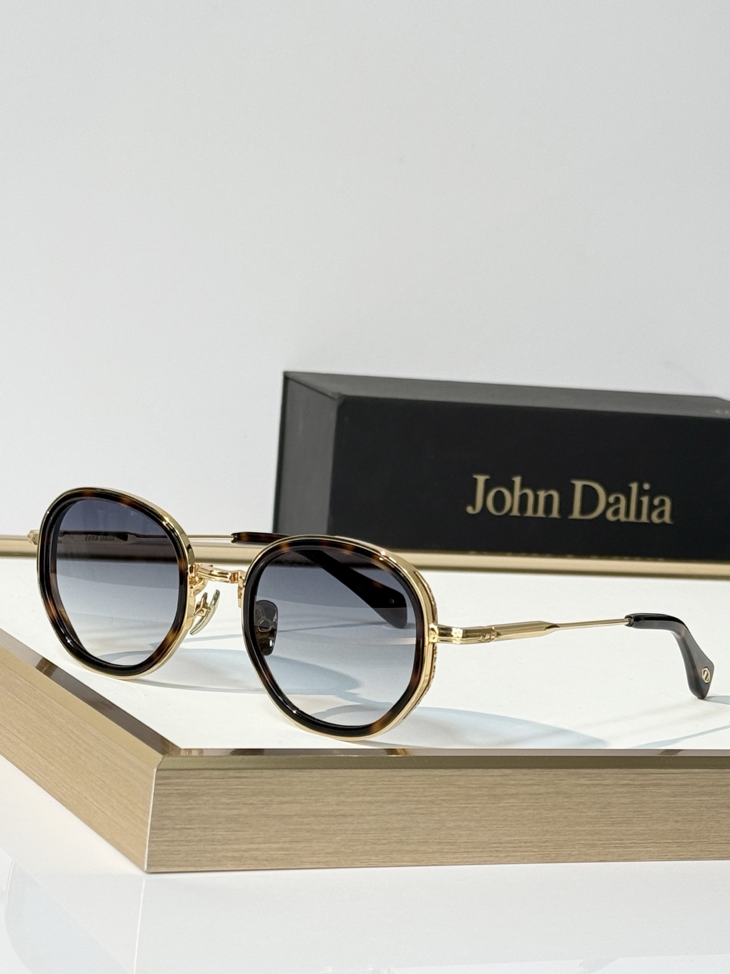 John Dalia Model：JOHNDALIAGINA SIZE: 50口23 145